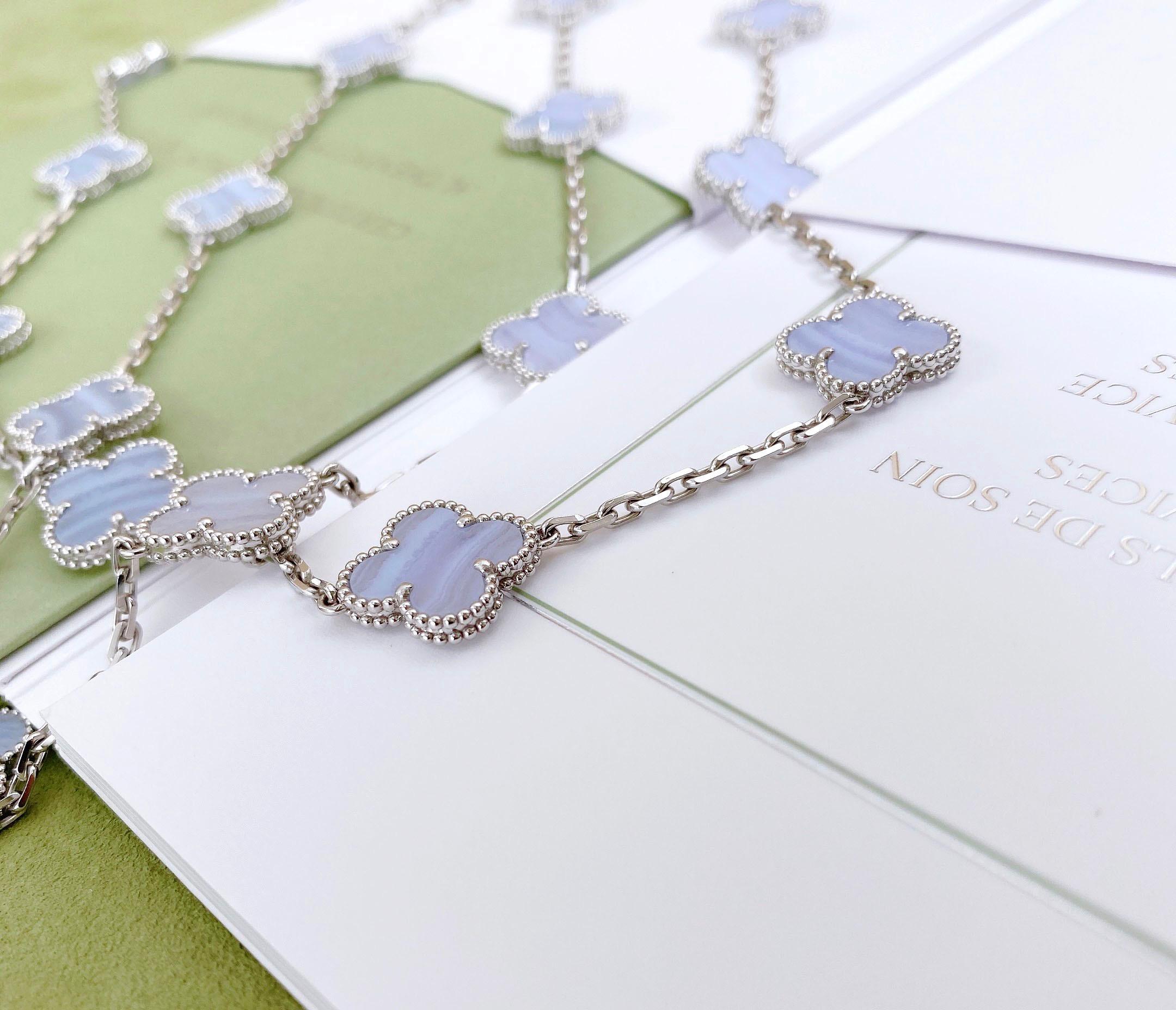  Van Cleef & Arpels, collier long vintage Alhambra en or blanc à 20 motifs Unisexe 