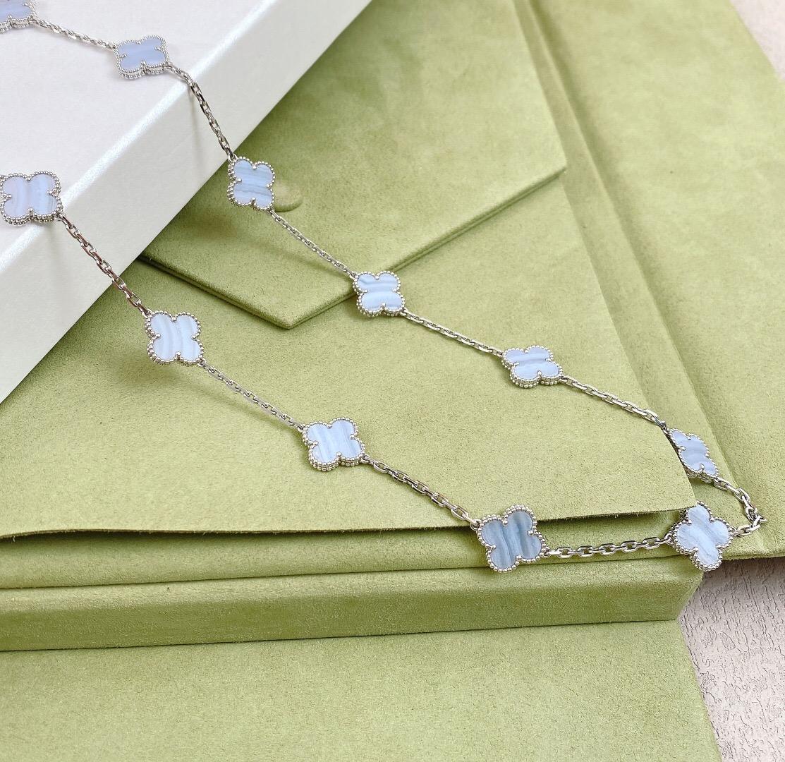 Van Cleef & Arpels, collier long vintage Alhambra en or blanc à 20 motifs 1