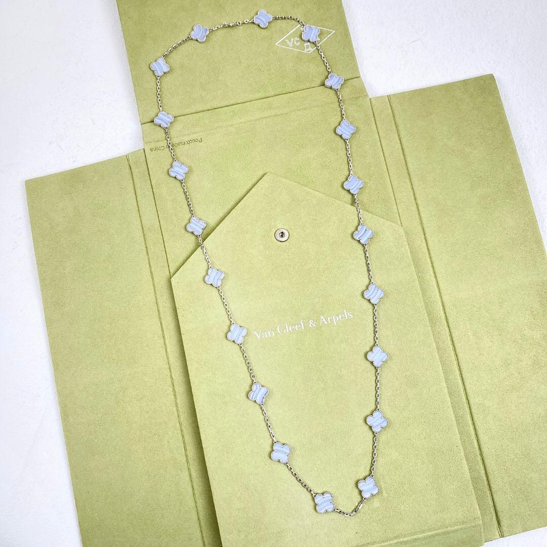 Van Cleef & Arpels, collier long vintage Alhambra en or blanc à 20 motifs 2