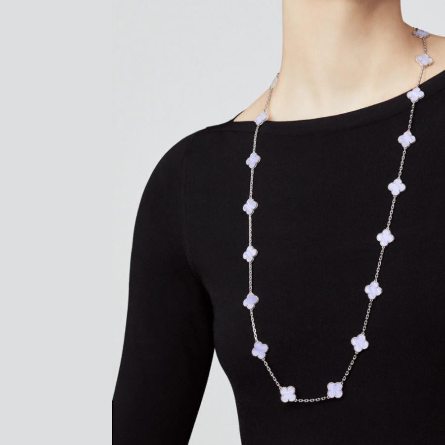 Van Cleef & Arpels, collier long vintage Alhambra en or blanc à 20 motifs 3