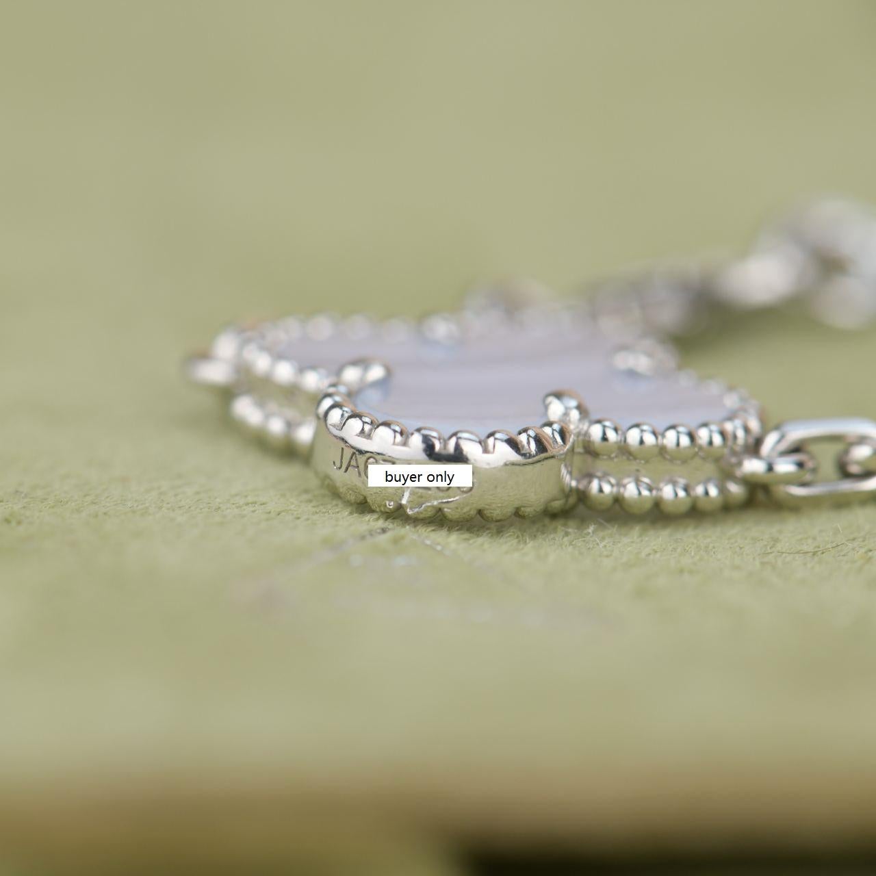Van Cleef & Arpels, collier long vintage Alhambra en or blanc à 20 motifs 4