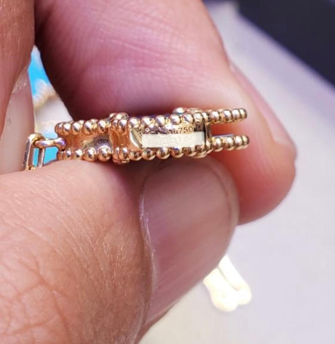 Diese klassische Vintage-Halskette von Van Cleef & Arpels ist aus 18 Karat Gelbgold gefertigt und zeigt 20 Glücksklee-Motive, die mit türkisfarbenem Achat in runden Perlenfassungen eingelegt sind. Hergestellt in Frankreich. 
Kommt mit