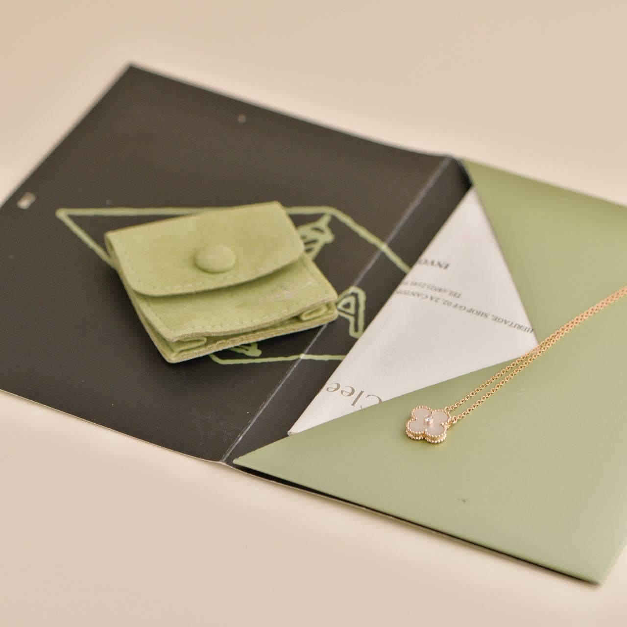 SKU	33301185
Livré avec	Ensemble complet (pochette+papier)
Date	2012
Modèle	VCARO39Y00
Numéro de série	JB******
Métal	Or rose 18k
Pierres	Diamant, nacre
Poids	6.12 g
Longueur	42 cm
Largeur	1.5 cm
_____________________________________________
Si vous