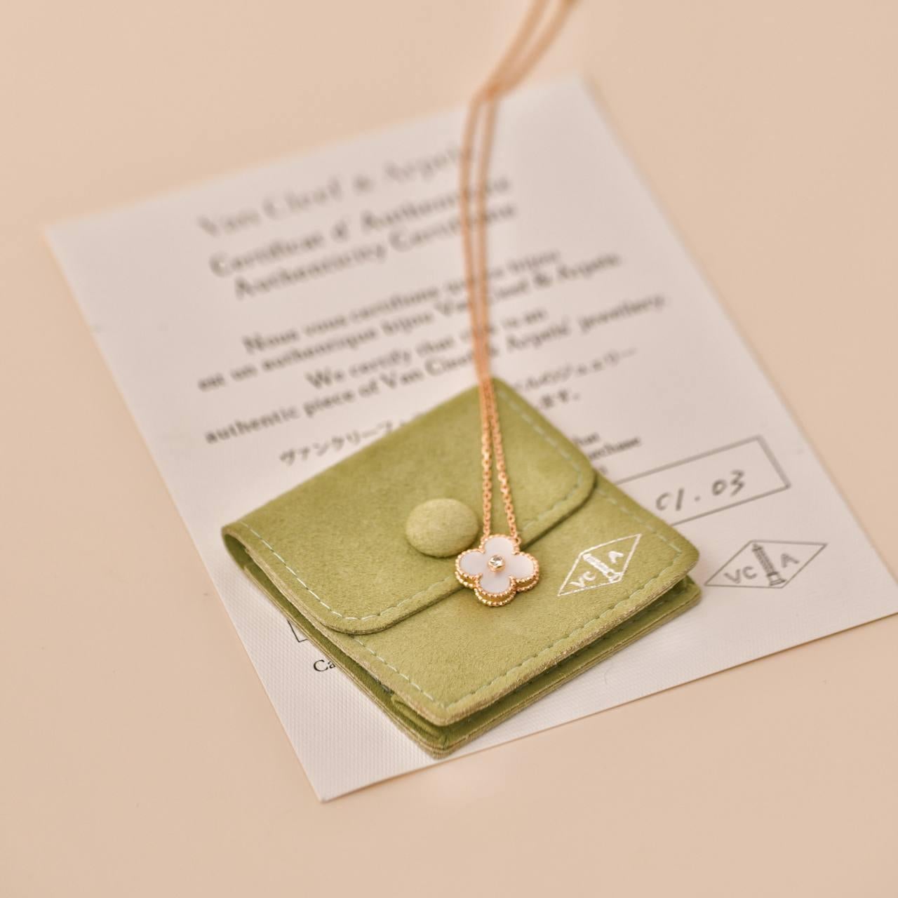 SKU	33301308
Livré avec	Set complet (pochette + carte)
Date	2012
Modèle	VCARO39Y00
Numéro de série	JB******
Métal	Or rose 18k
Pierres	Diamant, nacre
Poids	Environ 6,24 g
Longueur	Environ 42 cm
Largeur	Environ 1,5