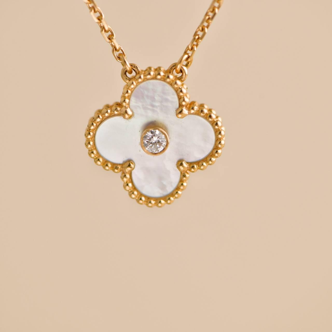 Taille brillant Van Cleef & Arpels Collier pendentif Vintage Alhambra 2012 Holiday Diamond MOP