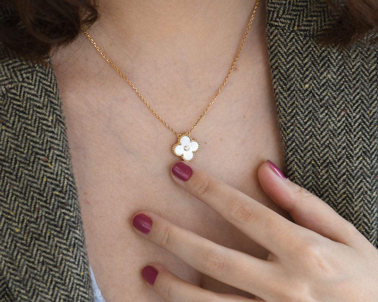 Taille brillant Van Cleef & Arpels Collier pendentif Vintage Alhambra 2012 Holiday Diamond MOP
