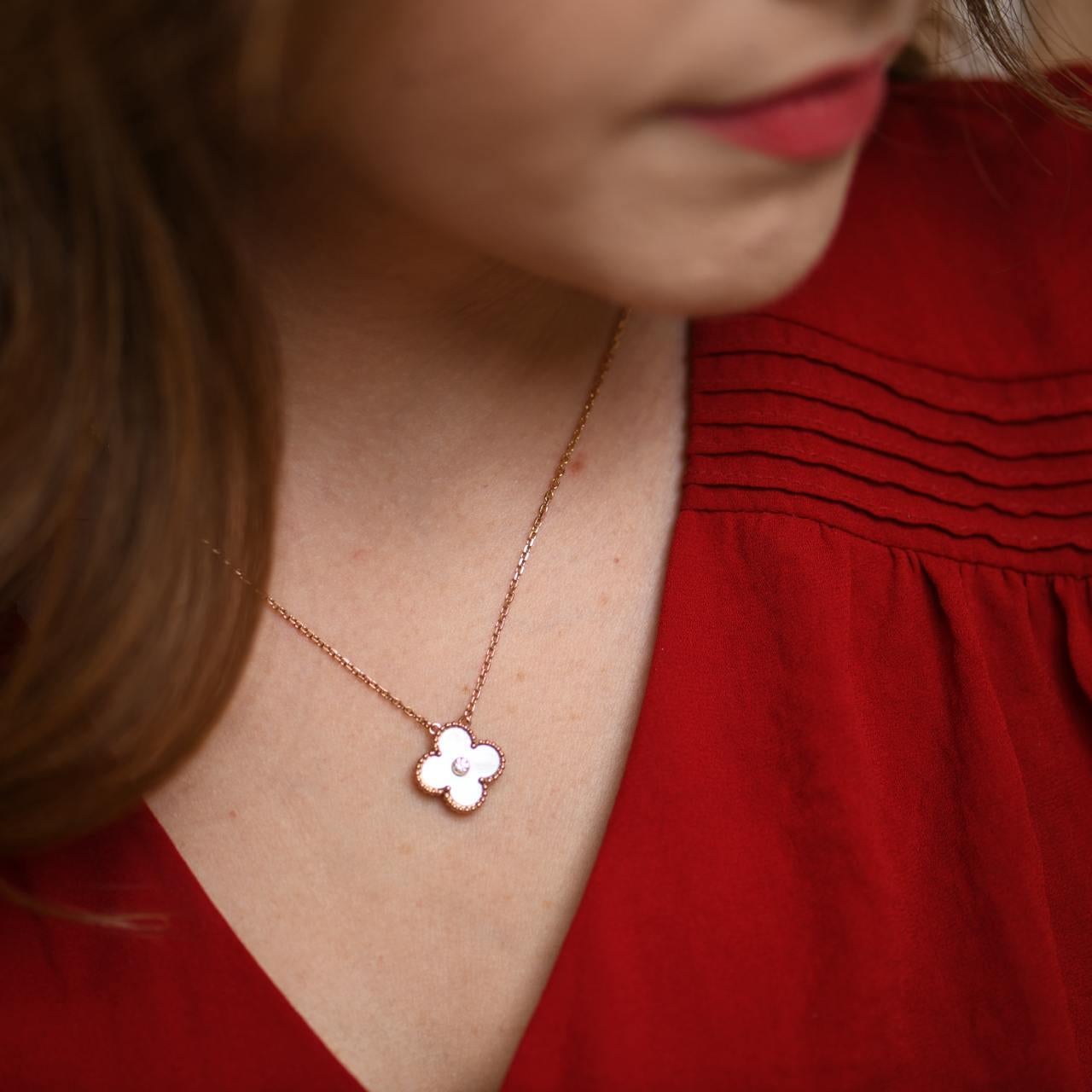 Taille brillant Van Cleef & Arpels Collier pendentif Vintage Alhambra 2012 Holiday Diamond MOP
