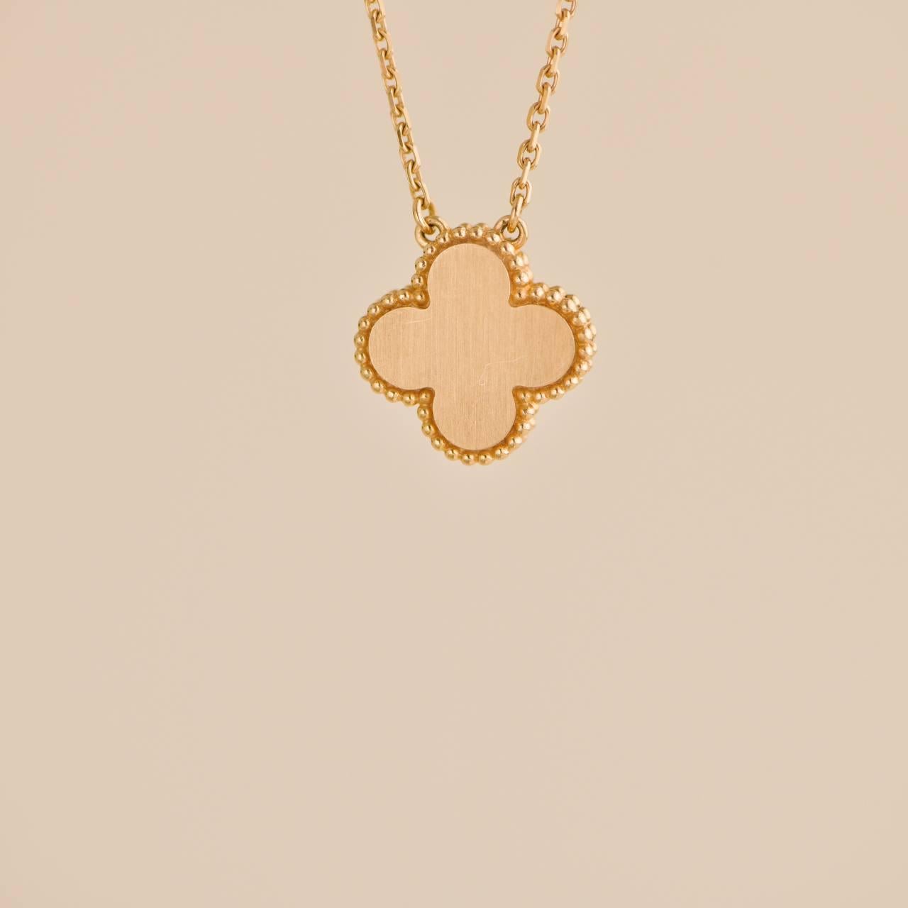 Van Cleef & Arpels Collier pendentif Vintage Alhambra 2012 Holiday Diamond MOP Excellent état à Banbury, GB