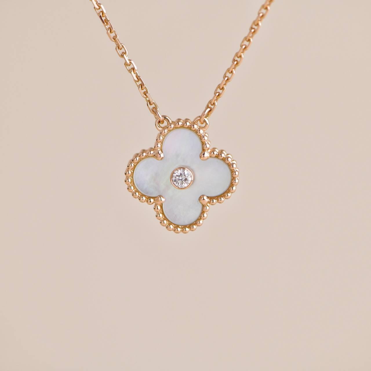Van Cleef & Arpels Collier pendentif Vintage Alhambra 2012 Holiday Diamond MOP Excellent état à Banbury, GB