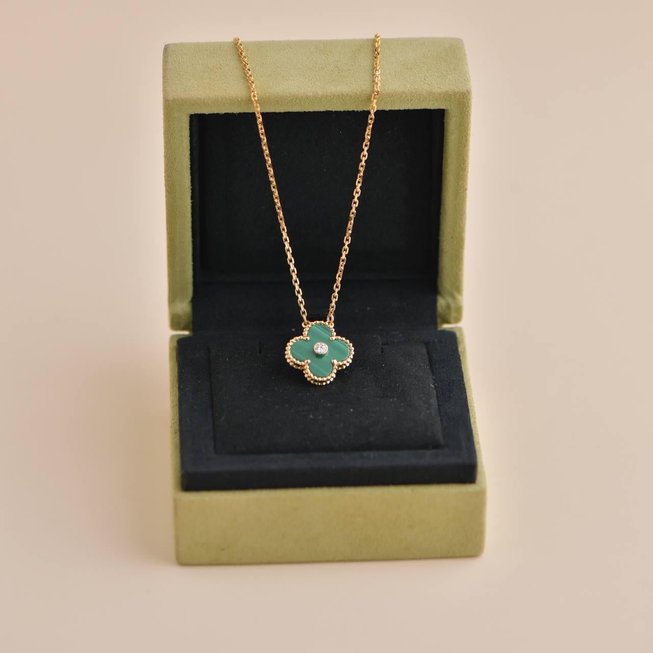 SKU	AT-2597
Comes With	Box Only
Date	2013
Model	VCARO49S00
Serial Number	JE******
Metal	18k Yellow Gold
Stones	Diamond, Malachite
Weight	6.6 g
Length	42 cm
Width	15 mm
Condition	Excellent
______________________
If you are interested in any of our