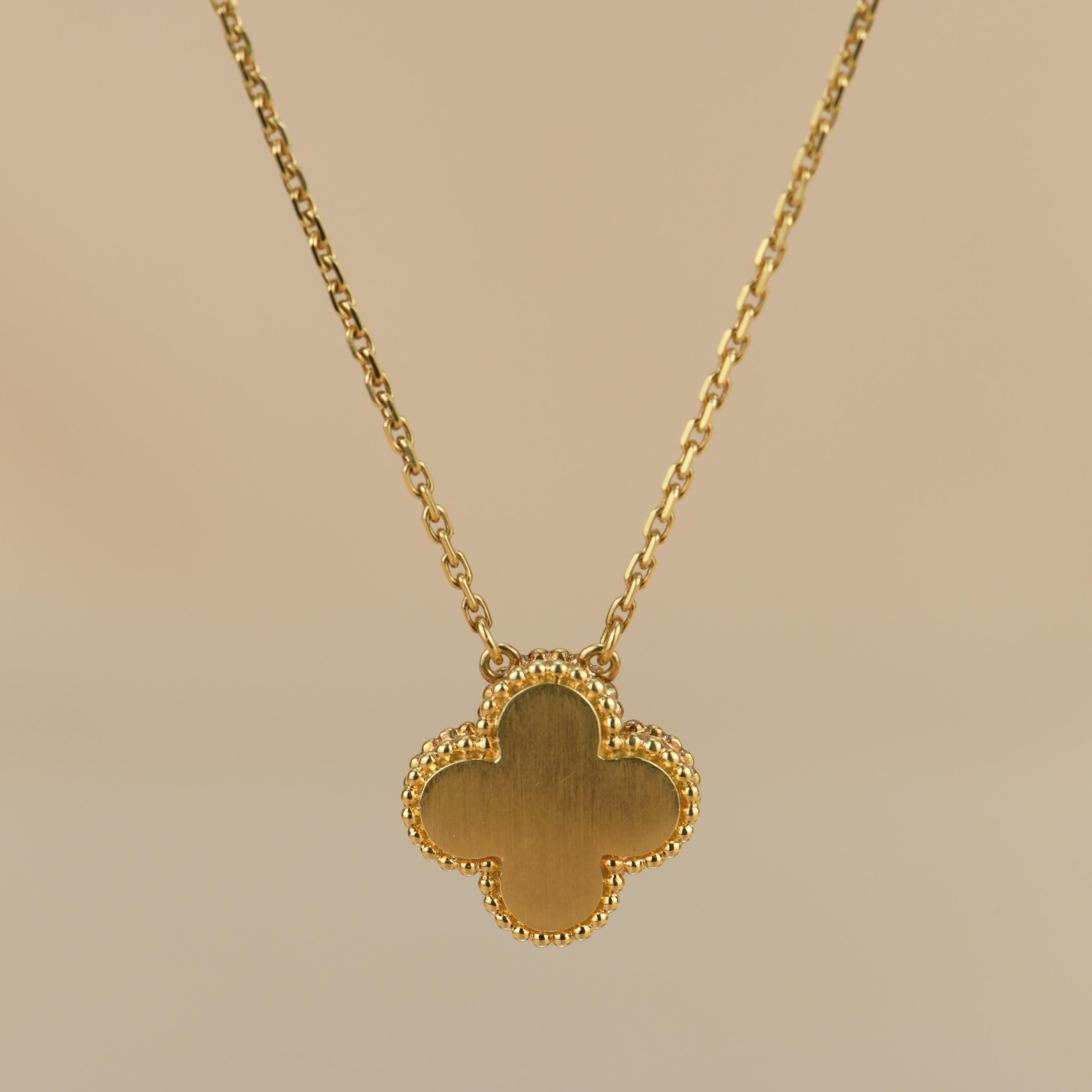Round Cut Van Cleef & Arpels Vintage Alhambra 2013 Diamond Malachite Pendant Necklace