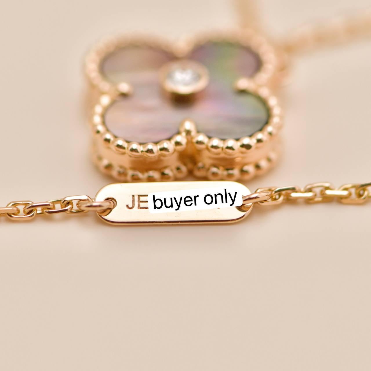 Van Cleef & Arpels Vintage Alhambra 2014 Holiday Anhänger Grau Perlmutt 18 6