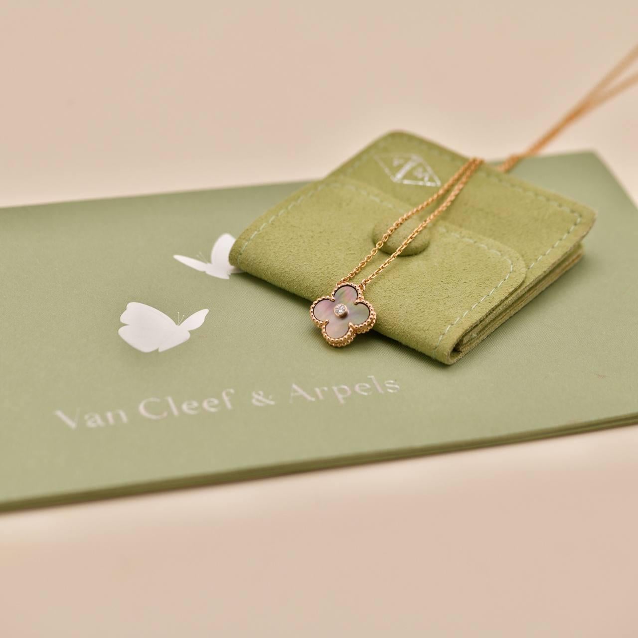 SKU	33301796
Kommt mit	Vollständiges Set (Tasche + Karte)
Datum	2014
Modell	VCARO5SX00
Seriennummer	JE******
Metall	18k Rose Gold
Steine	Diamant
Gesamtgewicht der Diamanten	0,05ct ungefähr
Gewicht	6.82 g
Länge	42 cm
Breite	1.5