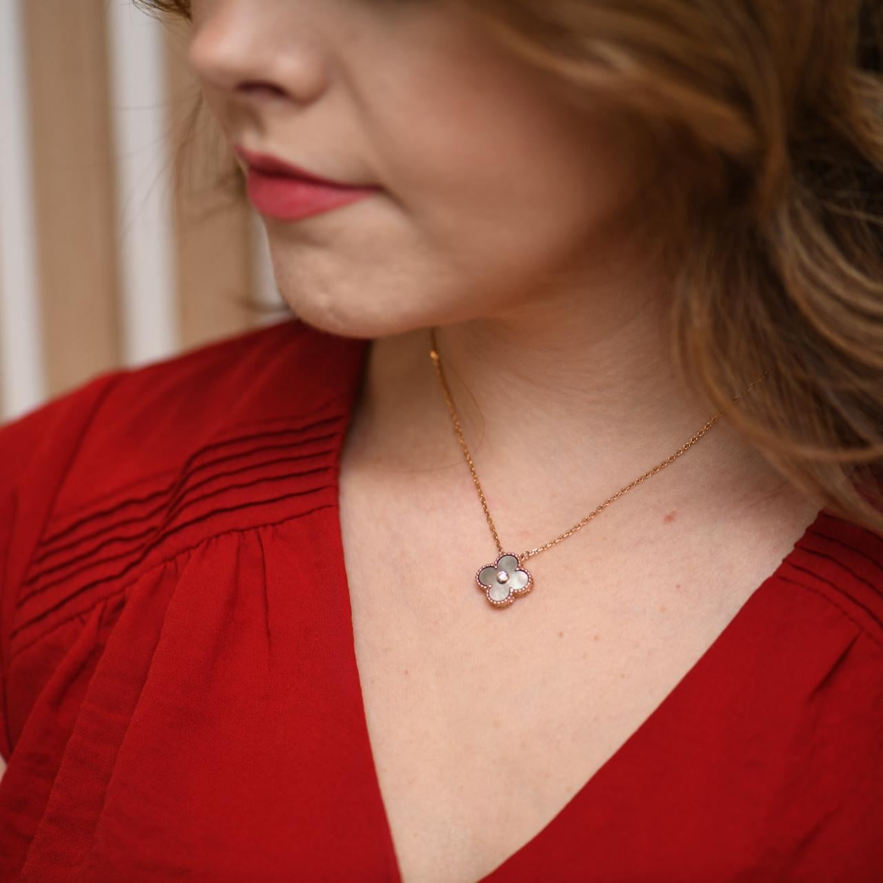 Van Cleef & Arpels Vintage Alhambra 2014 Holiday Anhänger Grau Perlmutt 18 im Zustand „Hervorragend“ in Banbury, GB