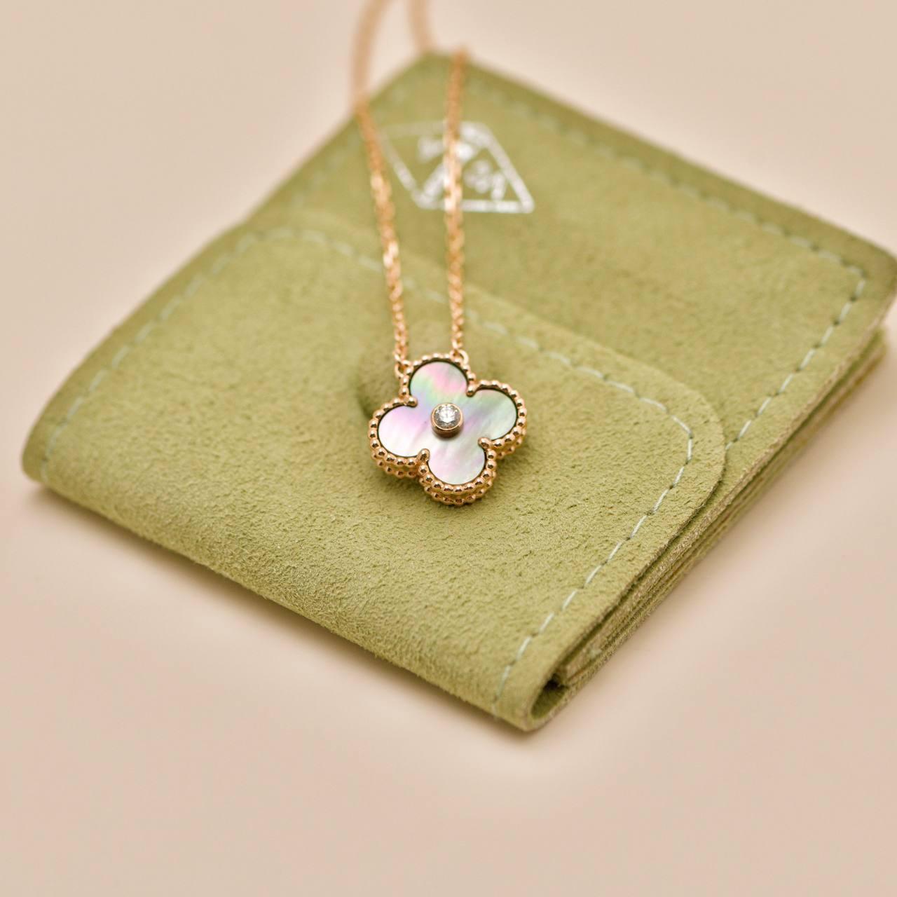 Van Cleef & Arpels Vintage Alhambra 2014 Holiday Anhänger Grau Perlmutt 18 für Damen oder Herren