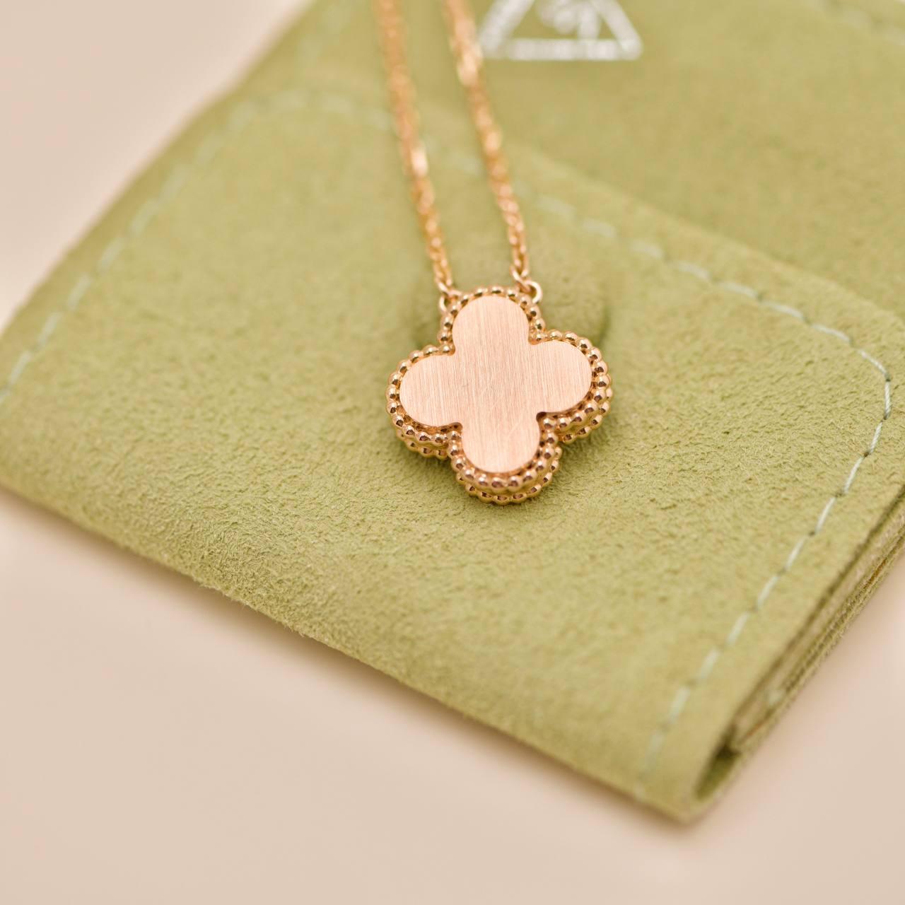 Van Cleef & Arpels Vintage Alhambra 2014 Holiday Anhänger Grau Perlmutt 18 1