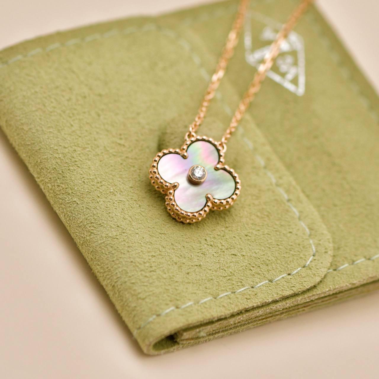 Van Cleef & Arpels Vintage Alhambra 2014 Holiday Anhänger Grau Perlmutt 18 2