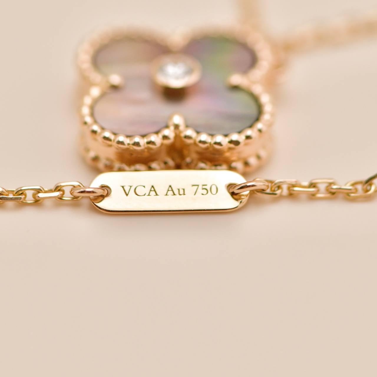 Van Cleef & Arpels Vintage Alhambra 2014 Holiday Anhänger Grau Perlmutt 18 4