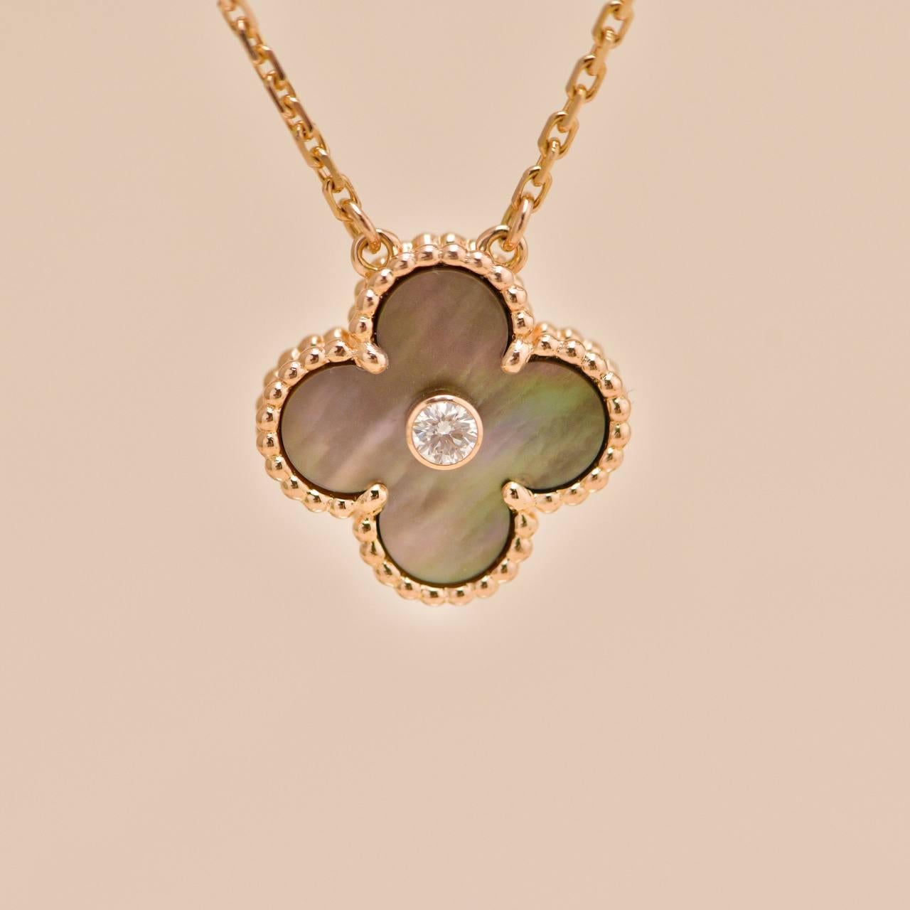 Van Cleef & Arpels Vintage Alhambra 2014 Holiday Anhänger Grau Perlmutt 18 5