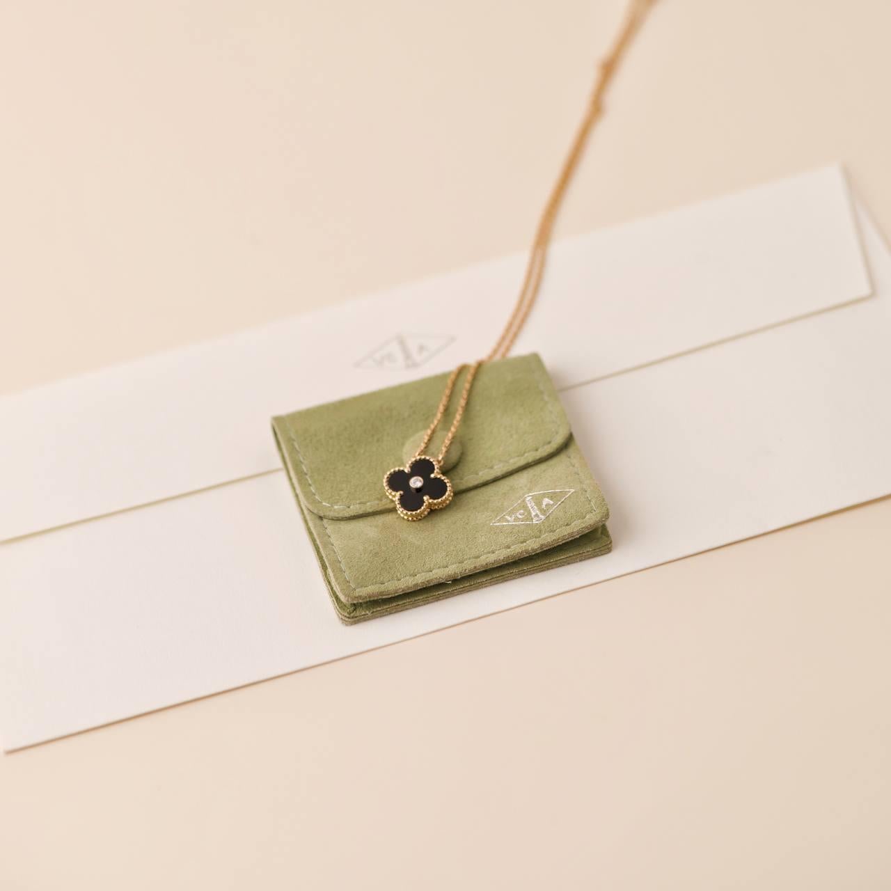 SKU	33301400
Comes With	Full Set (Pouch + Card)
Date	2016
Model	VCAR097I00
Serial Number	JE******
Metal	18k Yellow Gold
Stones	Diamond
Weight	Approximately 6.22 g
Length	Approximately 42 cm
Width	Approximately 1.5