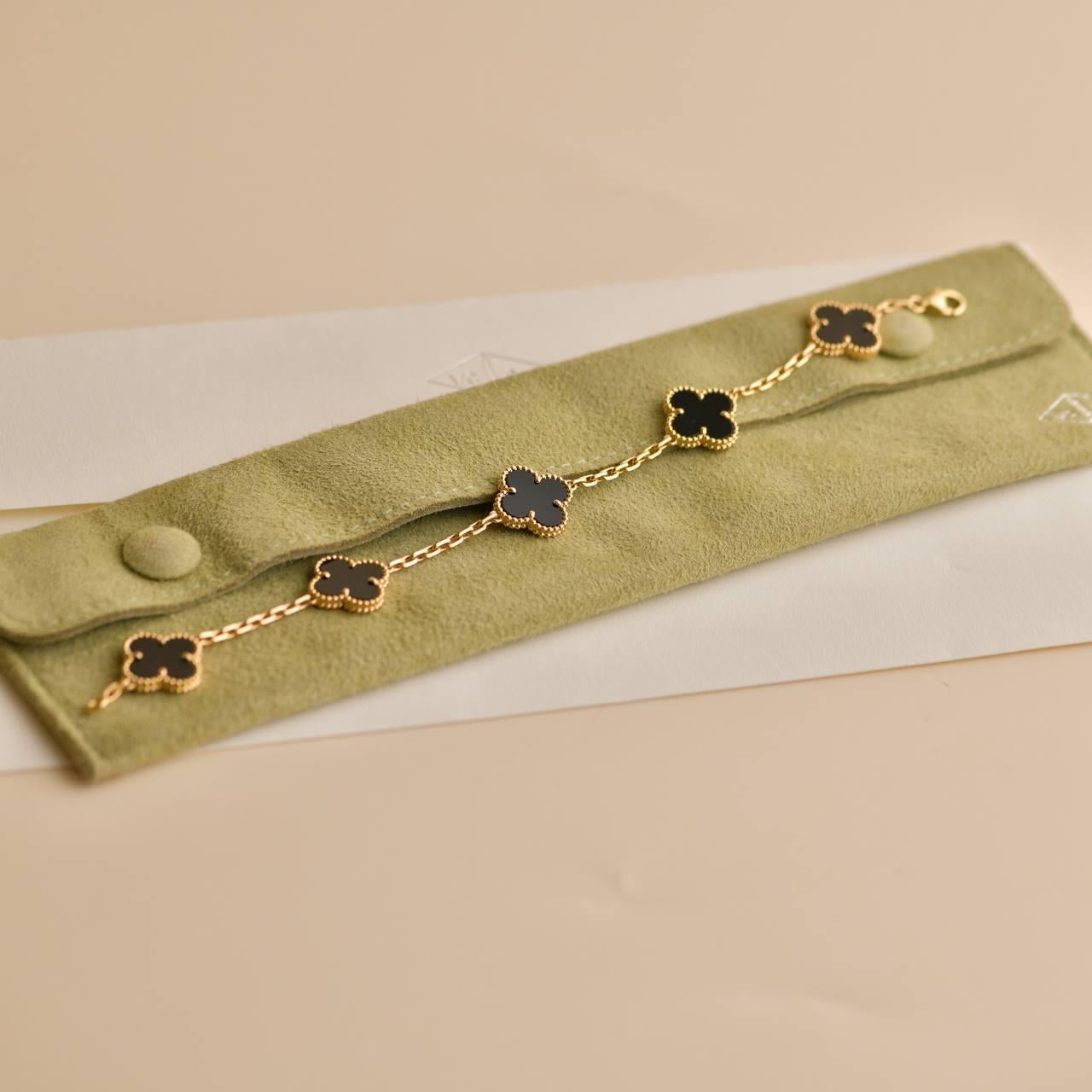 SKU	33301452
Comes With	Full Set (Pouch + Card)
Date	2013
RRP	£4,250 Incl. Taxes / €5'000 Incl. Taxes / $4,800 Excl. Taxes
Model	VCARA41300
Serial Number	JE*******
Metal	18k Yellow Gold
Stones	Onyx
Weight	Approximately 11.95 g
Length	Approximately