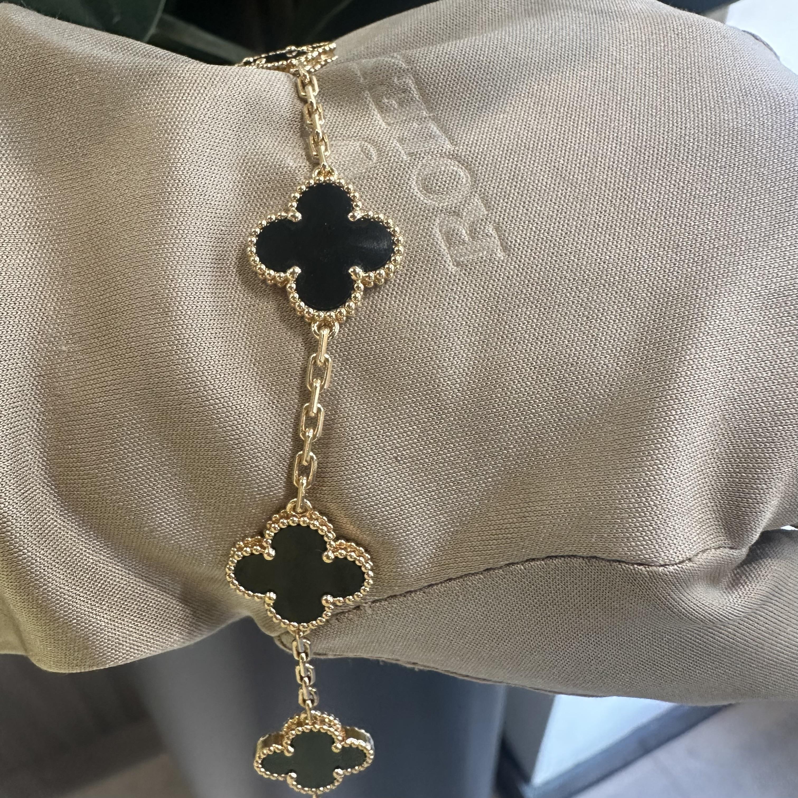 Créateur : Van Cleef & Arpels
Collectional : Vintage Alhambra
Style : Bracelet 5 Motifs
MATERIAL : Or blanc
Pierres : Onyx, Diamants
Pureté du métal : 18k
Poinçon : VCA 750 Numéro de série
Comprend :  2 ans de garantie avec Brilliance Jewels, boîte