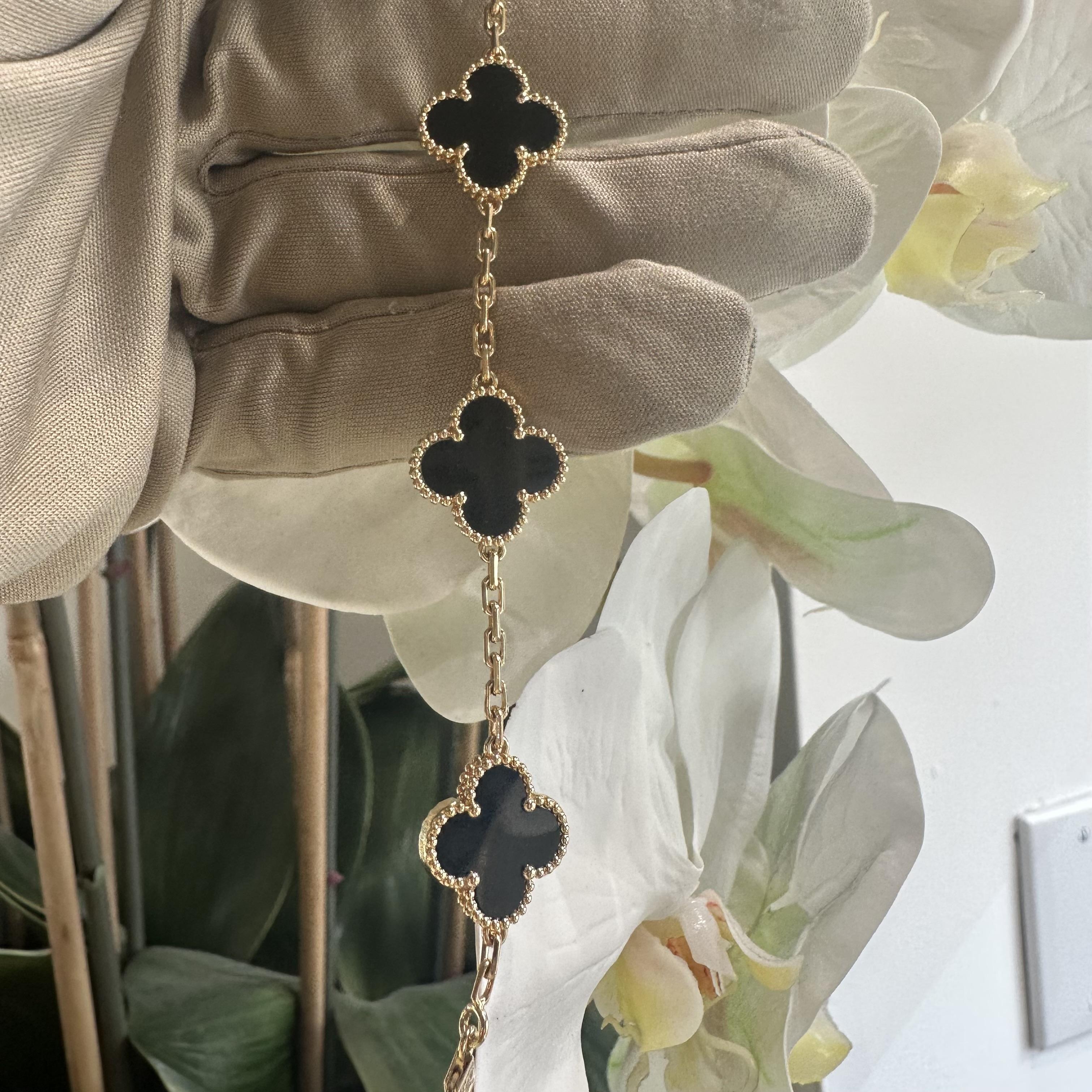 Van Cleef & Arpels Bracelet Vintage Alhambra 5 Motif Onyx Noir, Service Papier Bon état - En vente à Miami, FL