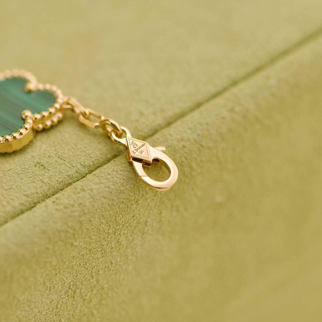 Van Cleef & Arpels Vintage Alhambra 5 Motif Malachite 18K Yellow Gold Bracelet For Sale 2