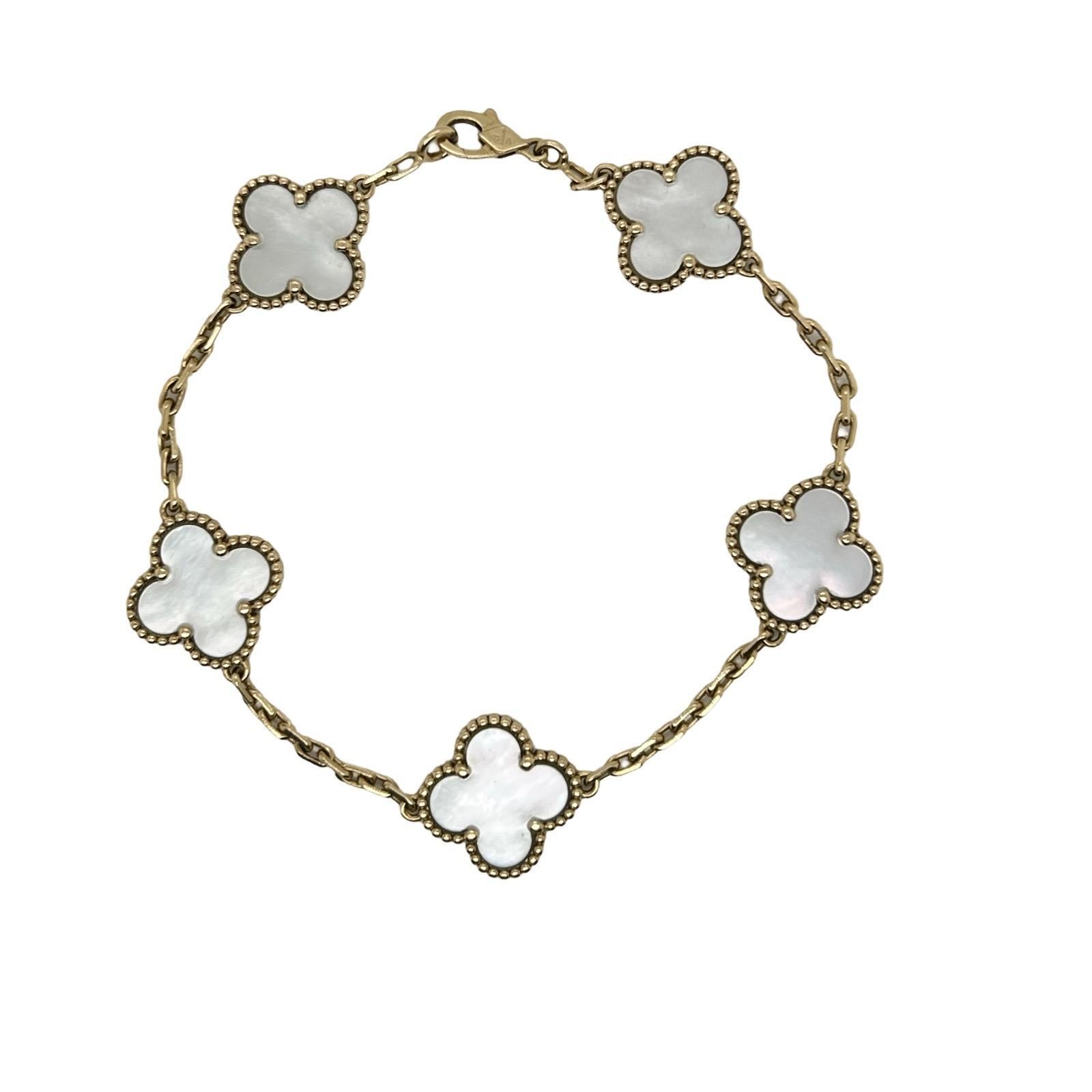 Créateur : Van Cleef & Arpels
Collectional : Alhambra
Année : 2022
Style : Bracelet 5 Motifs
MATERIAL : Or jaune
Pierres : Nacre
Pureté du métal : 18k
Poinçon : VCA 750 Numéro de série
Comprend : Boîte VCA, pochette VCA et documents de facturation