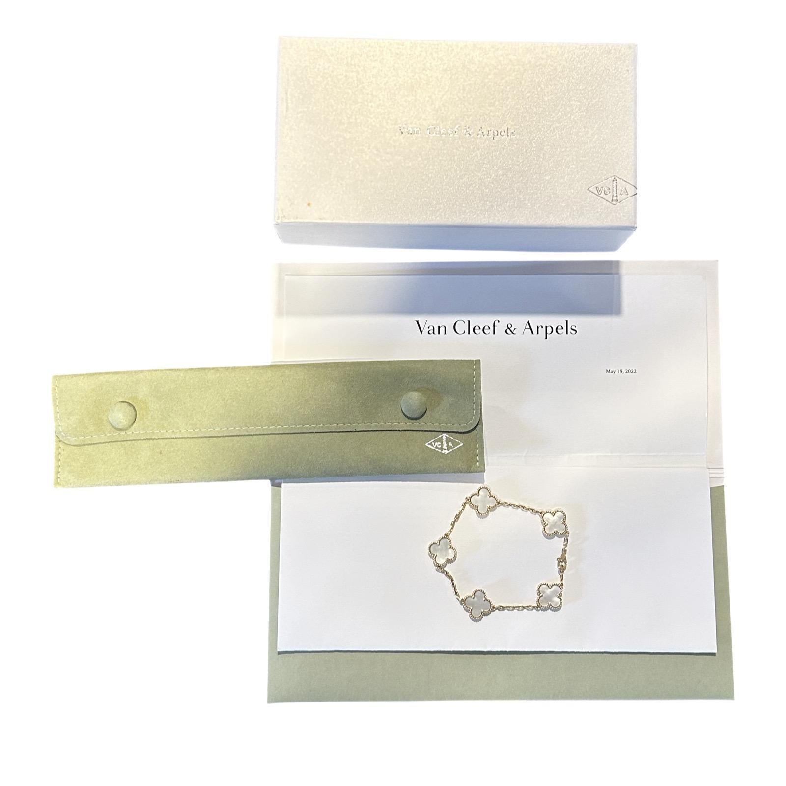 Van Cleef & Arpels Bracelet Vintage Alhambra 5 Motifs MOP en or jaune Excellent état - En vente à Miami, FL