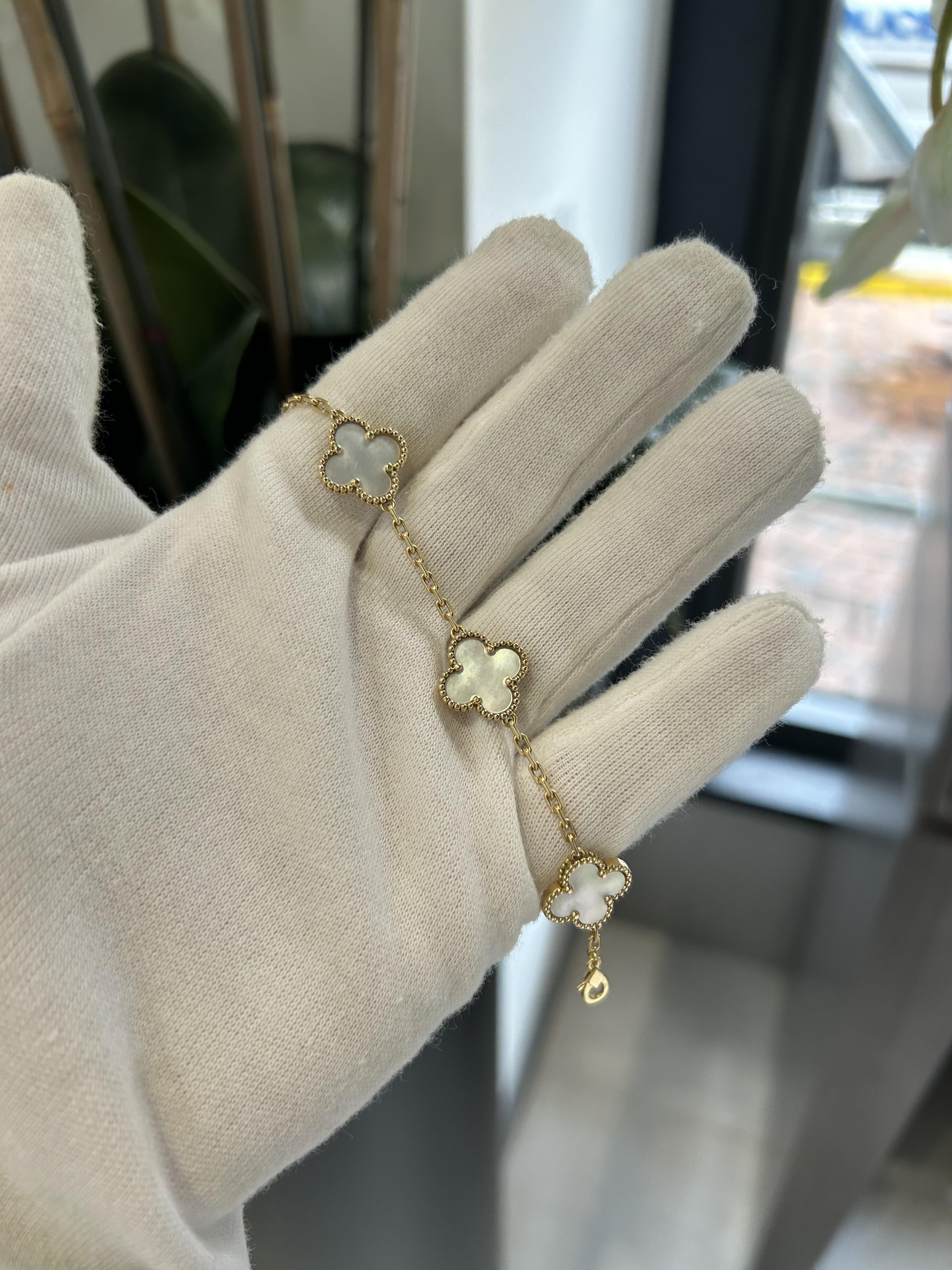 Van Cleef & Arpels Bracelet Vintage Alhambra 5 Motifs MOP en or jaune Unisexe en vente