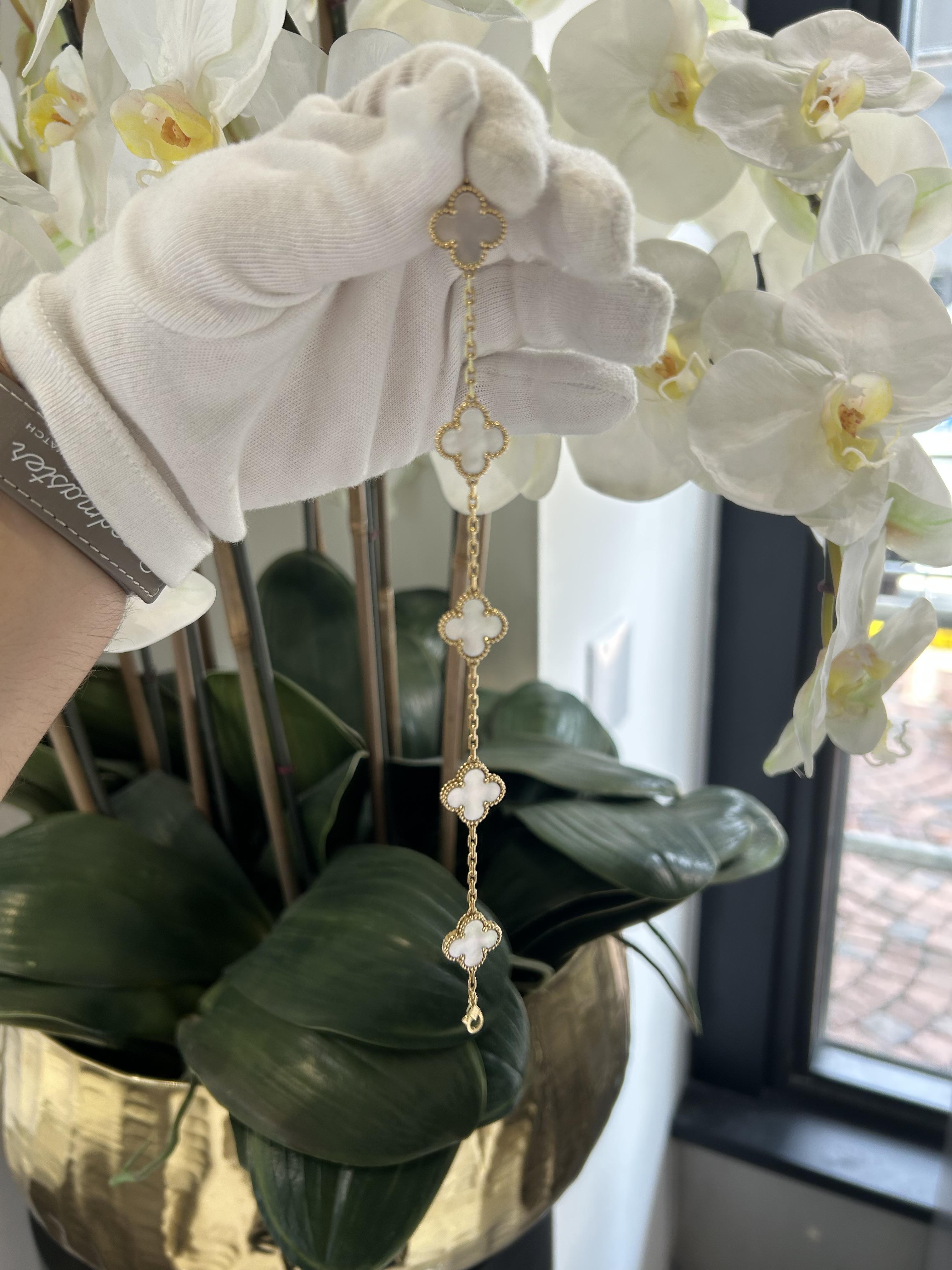 Van Cleef & Arpels Bracelet Vintage Alhambra 5 Motifs MOP en or jaune en vente 1