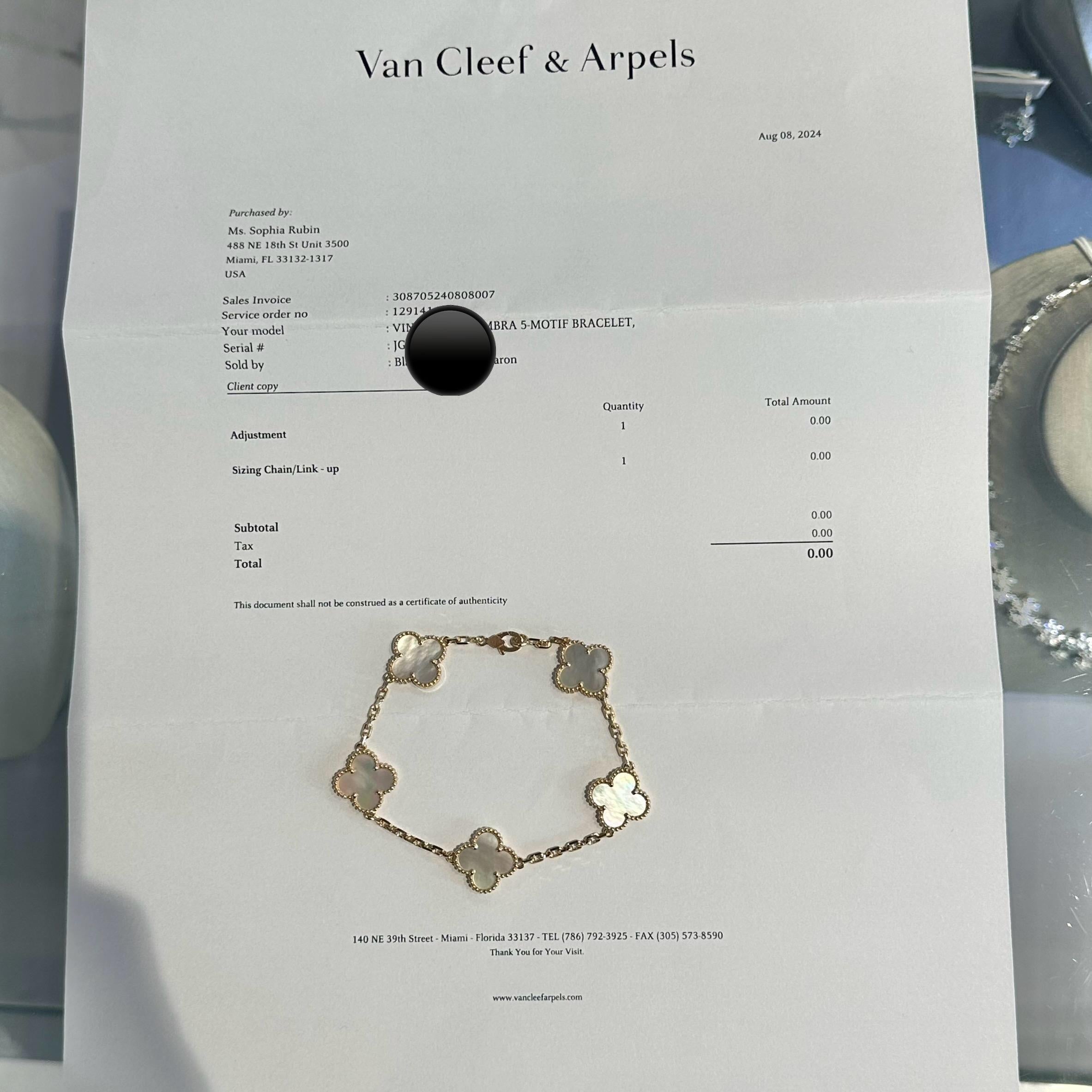 Marke: Van Cleef & Arpels
Modellname: Vintage Alhambra
MATERIAL: Gelbgold
Metallreinheit: 18k
Steine: Perlmutt
Länge des Armbands: derzeit 18 cm (kann bei VCA länger oder kürzer gestaltet werden)
Jahr: 2023
Enthält: VCA-Service-Papiere