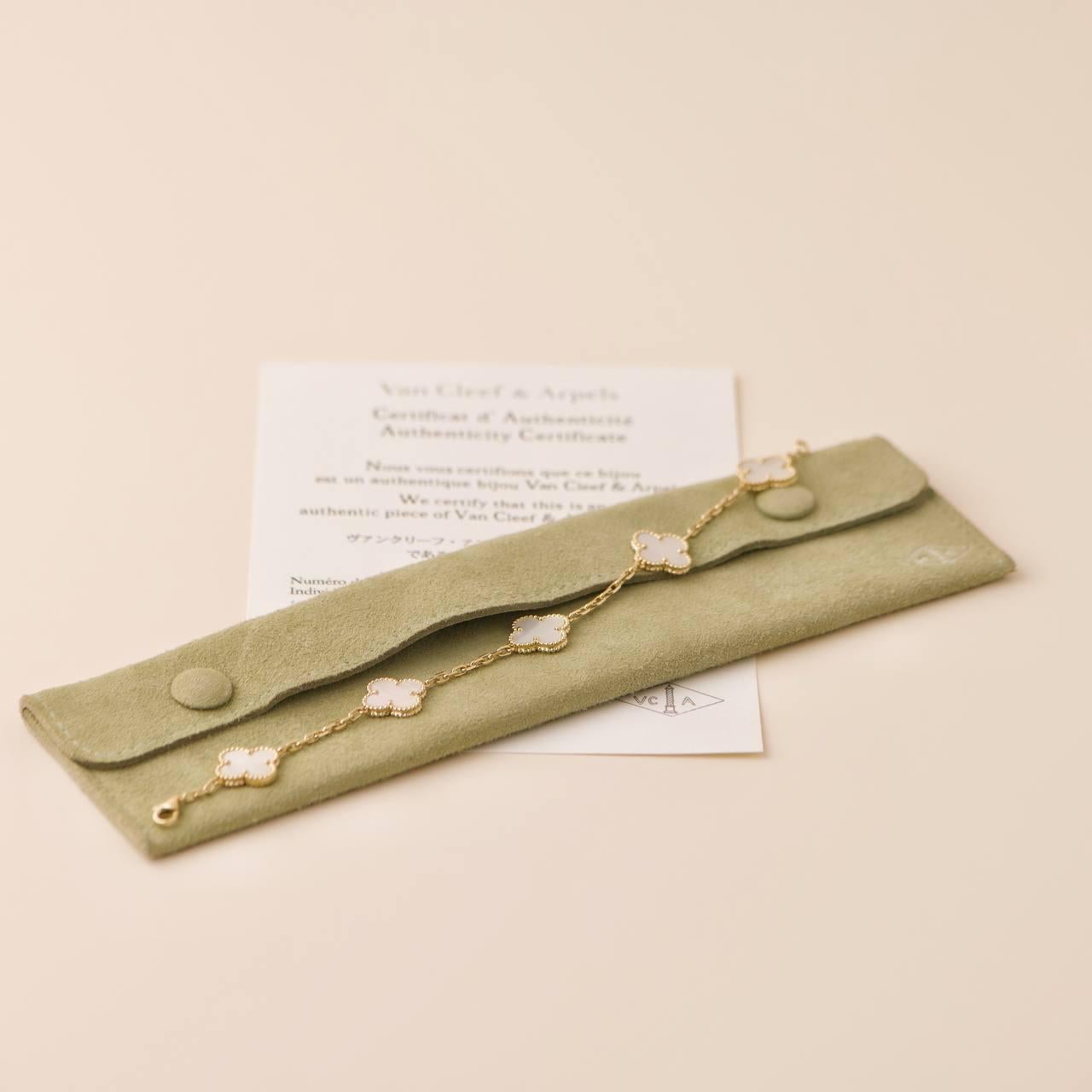 SKU	33301277
Livré avec	Set complet (pochette + carte)
Date	2015
RRP	4 200 £ TTC / 4 950 € TTC / 4 600 $ HT
Modèle	VCARA41800
Numéro de série	JE******
Métal	Or jaune 18k
Pierres	Nacre
Poids	Environ 11,83 g
Longueur	Environ 20,6 cm
Largeur	Environ