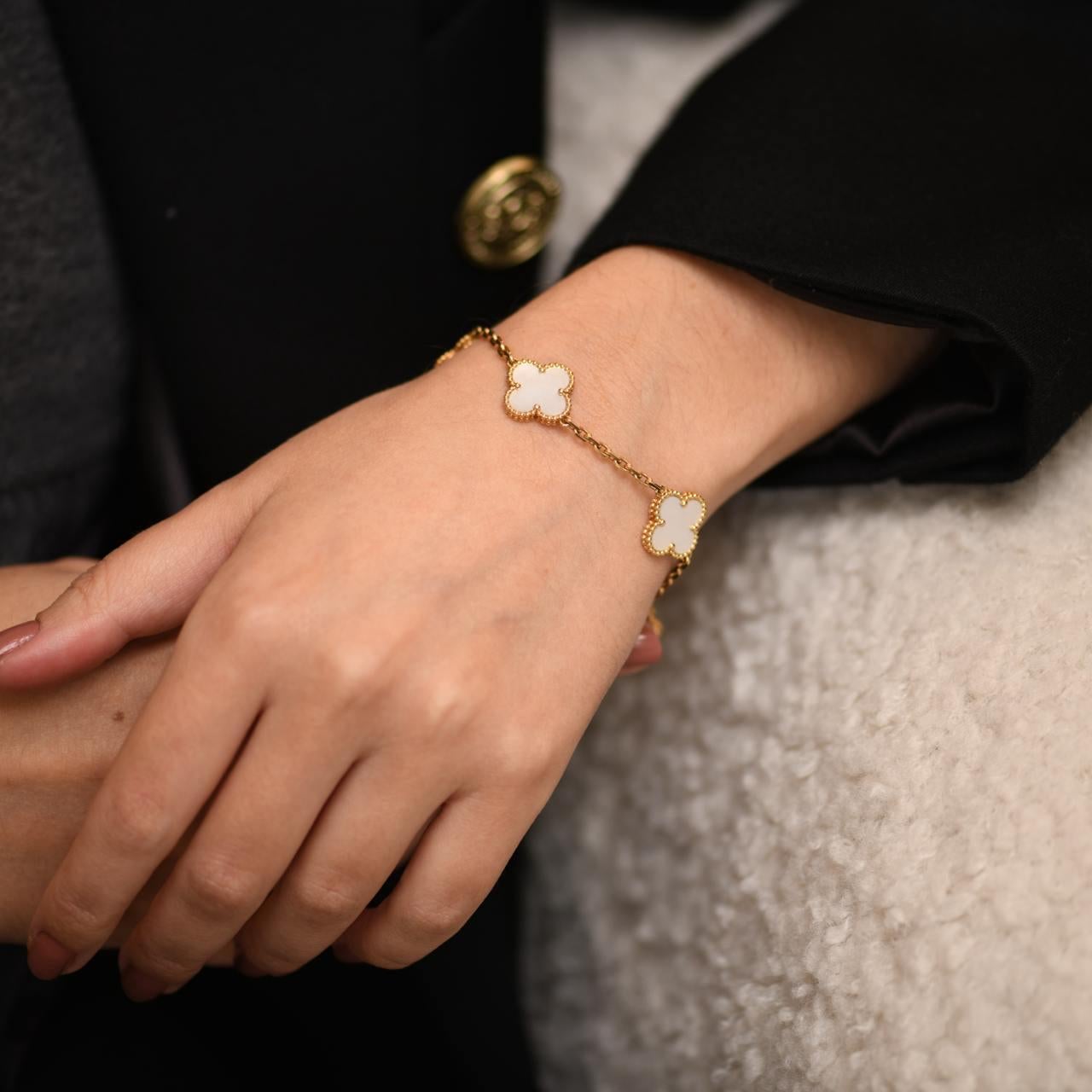 Grezzo Van Cleef & Arpels Bracciale vintage Alhambra 5 Motivi in oro giallo con madreperla in vendita