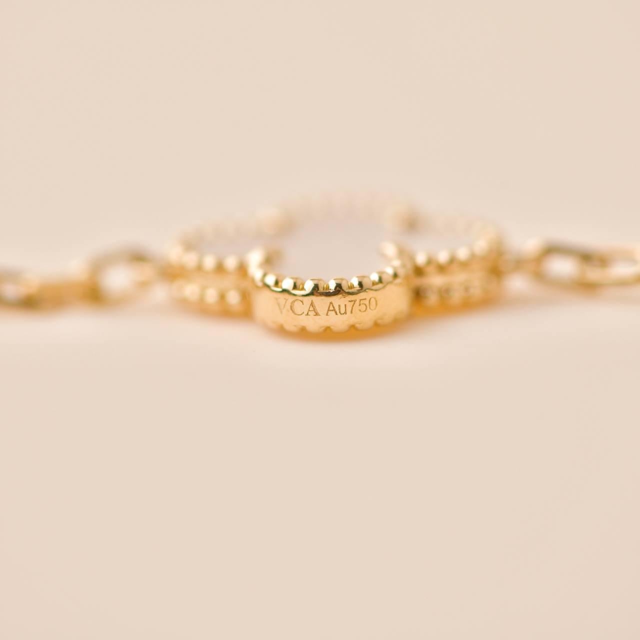 da uomo o donna Van Cleef & Arpels Bracciale vintage Alhambra 5 Motivi in oro giallo con madreperla in vendita