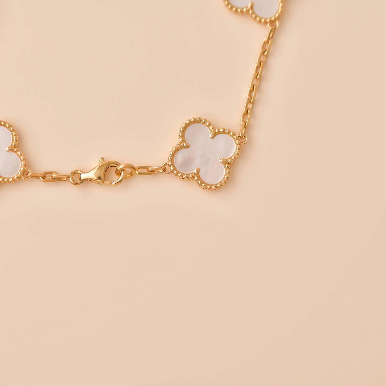 Van Cleef & Arpels Bracelet vintage Alhambra à 5 motifs en or jaune et nacre 1