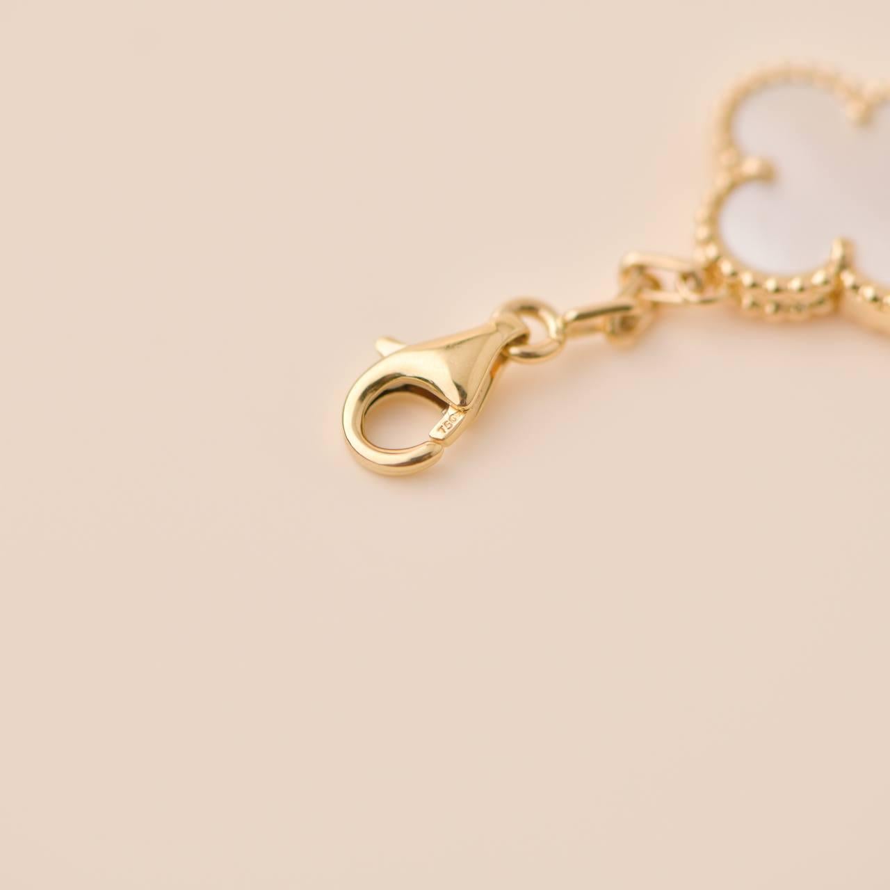Van Cleef & Arpels Bracelet vintage Alhambra à 5 motifs en or jaune et nacre 2