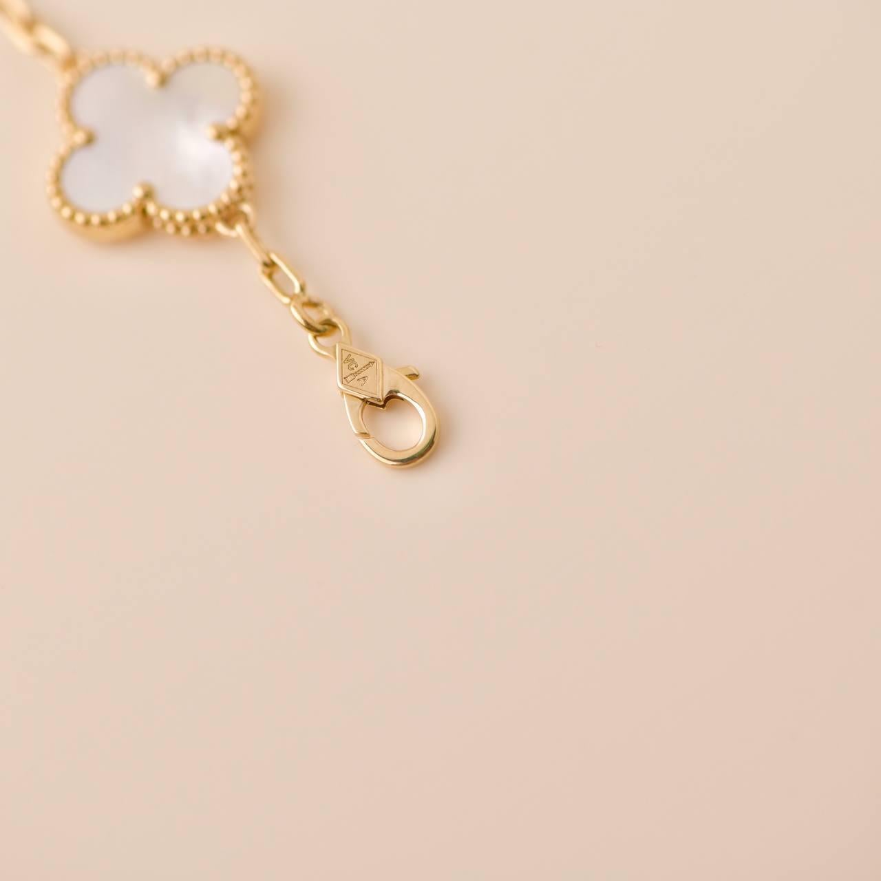 Van Cleef & Arpels Bracciale vintage Alhambra 5 Motivi in oro giallo con madreperla in vendita 2