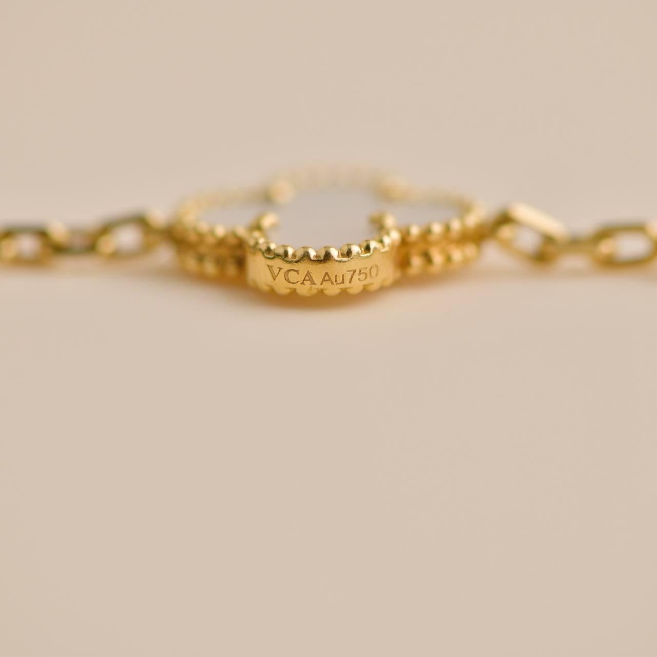 Van Cleef & Arpels Vintage Alhambra 5 Motivo Madreperla Pulsera de oro amarillo 3