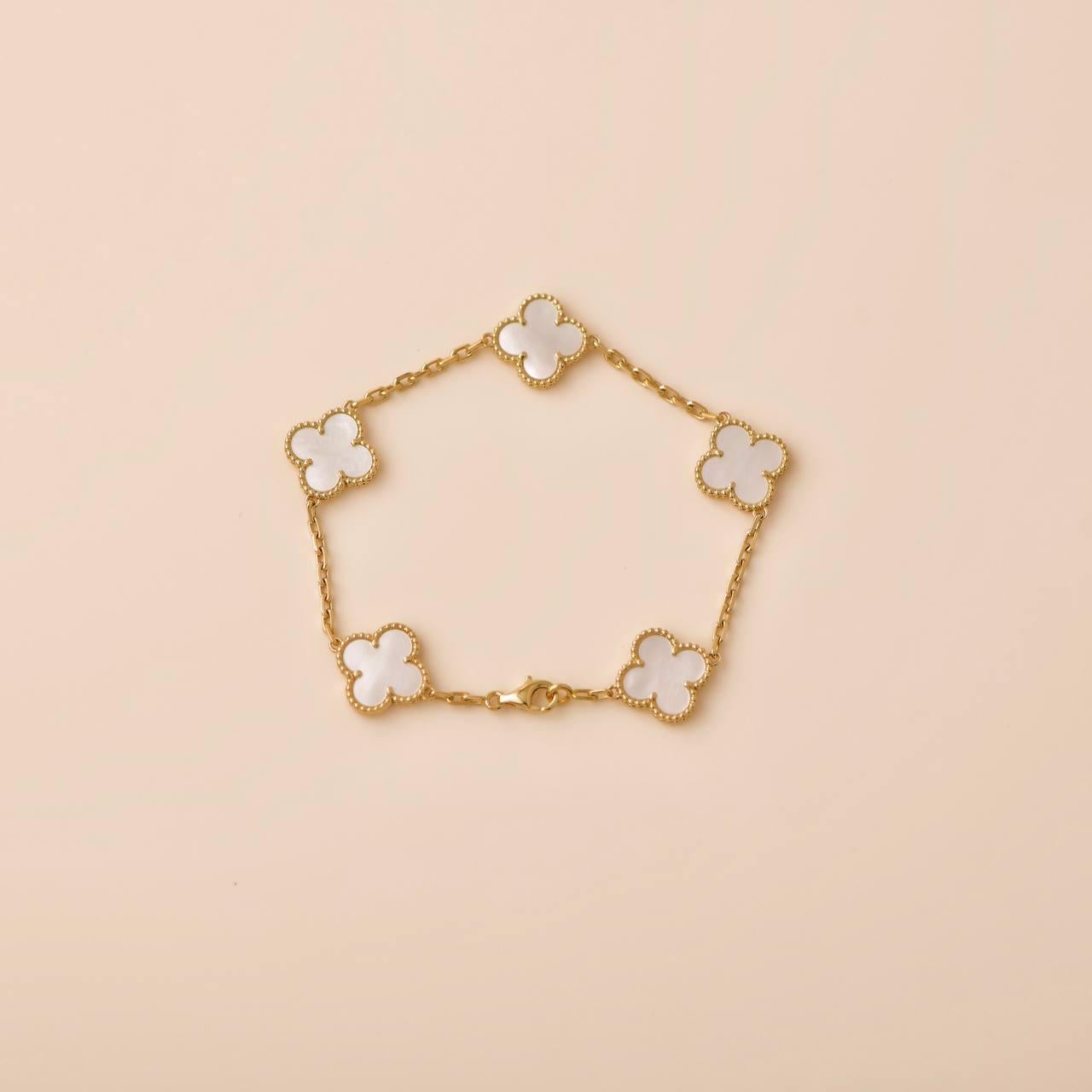 Van Cleef & Arpels Bracelet vintage Alhambra à 5 motifs en or jaune et nacre 3