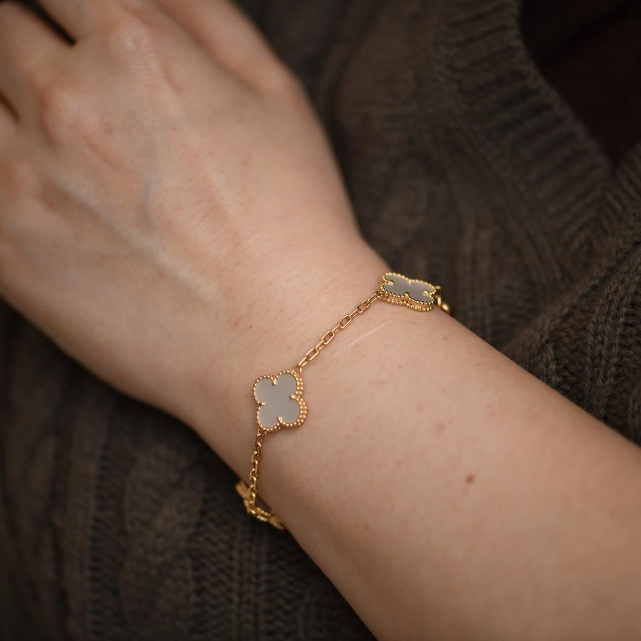 Van Cleef & Arpels Bracciale vintage Alhambra 5 Motivi in oro giallo con madreperla in vendita 3