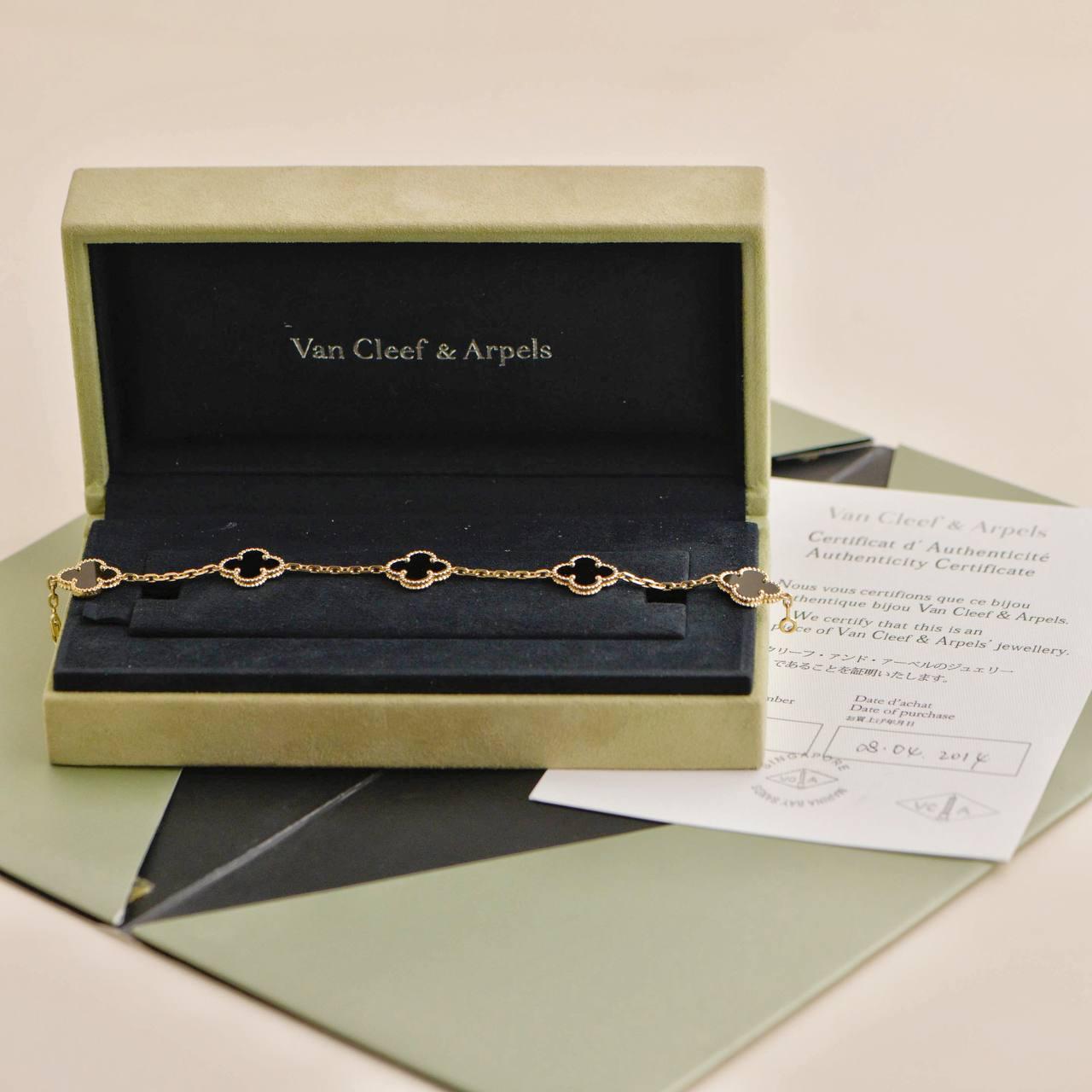 SKU	33301038
Comes With	Full Set (Box + Card)
Date	2014
RRP	£4,200 Incl. Taxes/ €4,950 Incl. Taxes / $4,600 Excl. Taxes
Model	ARA41300
Serial Number	JE******
Metal	18k Yellow Gold
Stones	Onyx
Weight	Approximately 11.9 g
Length	Approximately 18