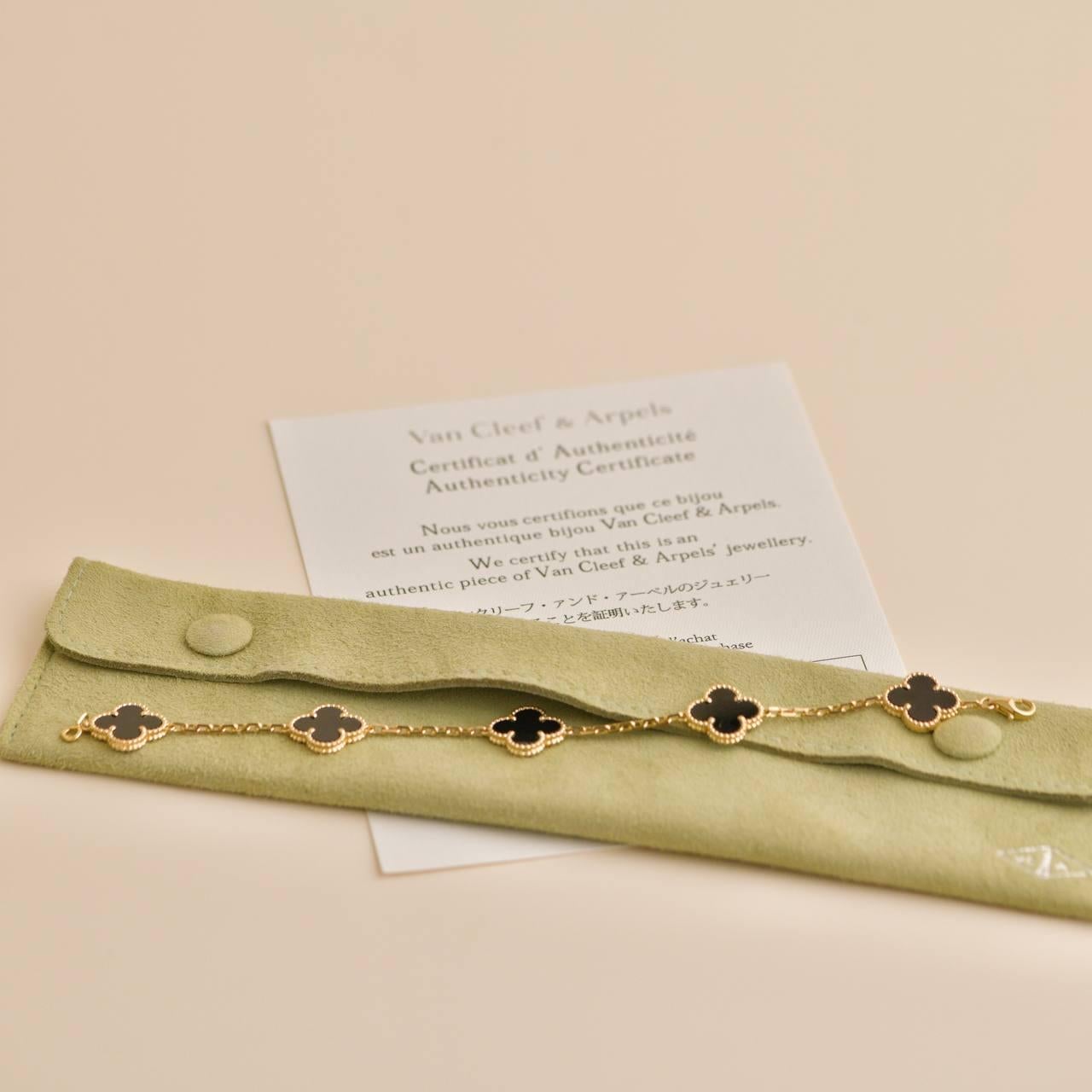 SKU	33301265
Kommt mit komplettem Set: Van Cleef-Etui und Van Cleef-Echtheitszertifikat
Datum	2013
UVP	£4.200 inkl. Steuern / €4.950 inkl. Steuern / $4.600 exkl. Steuern
Modell	VCARA41300
Seriennummer	JB******
Metall	18k