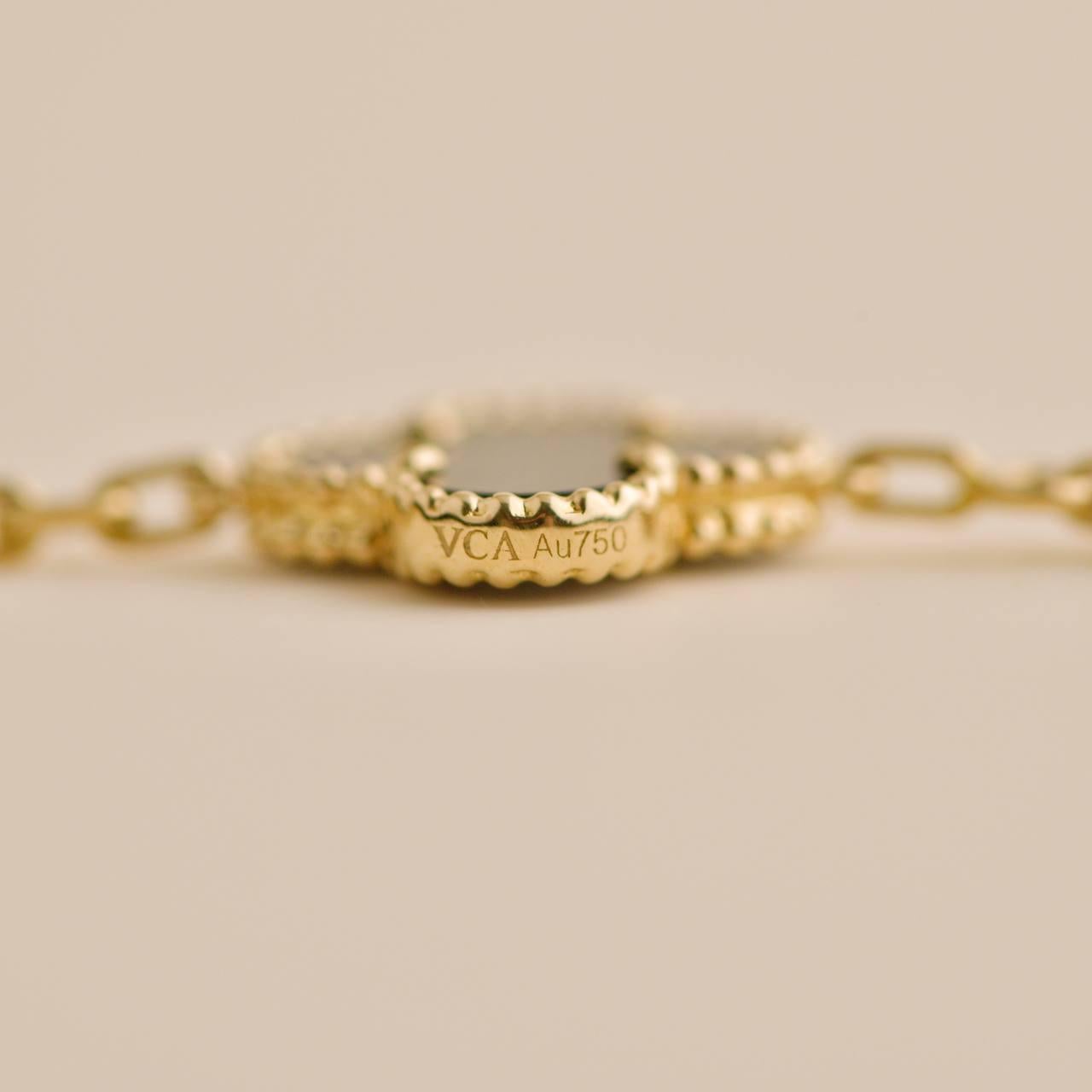 Van Cleef & Arpels Vintage Alhambra Armband aus 18 Karat Gelbgold mit 5 Motiven aus Onyx im Zustand „Hervorragend“ in Banbury, GB