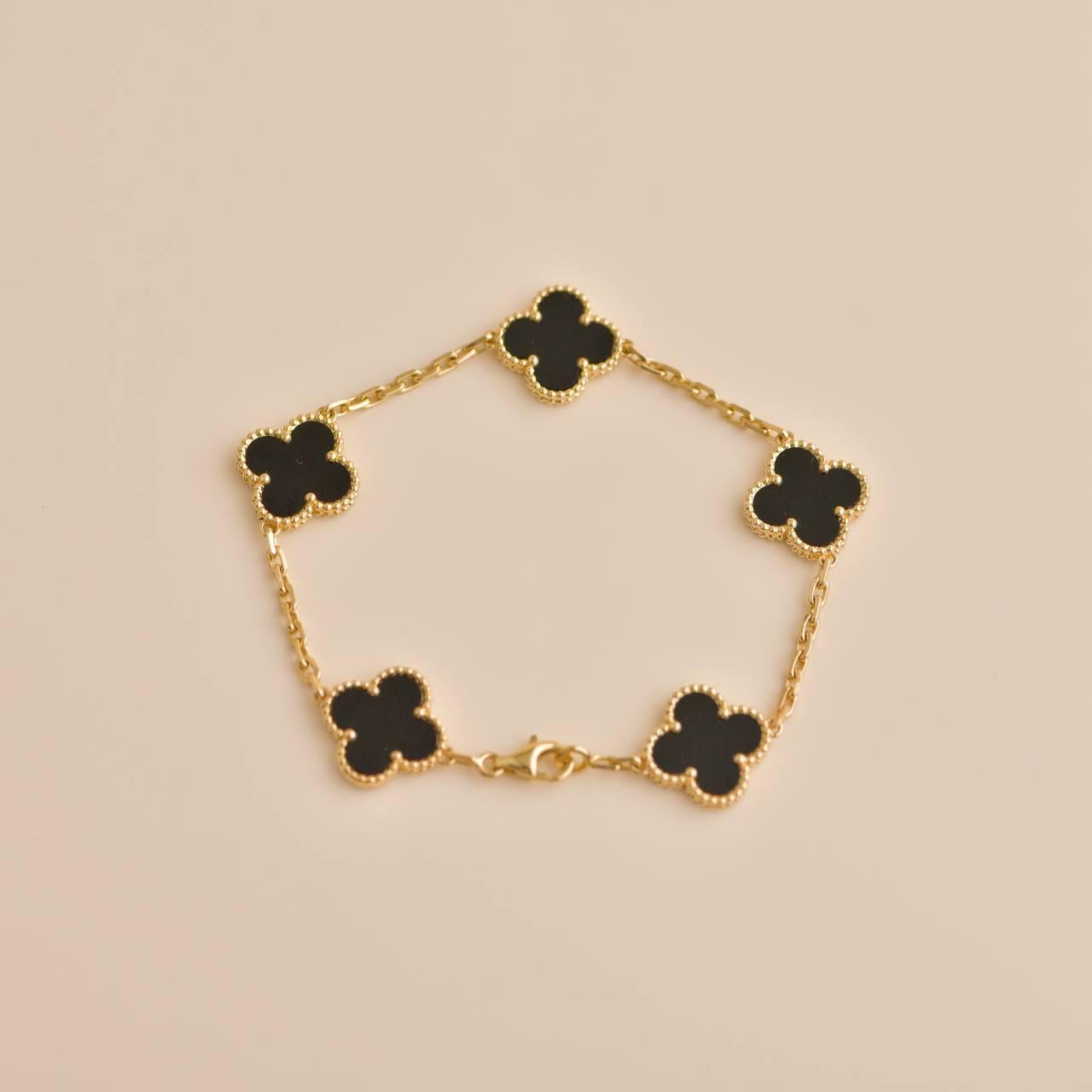 Van Cleef & Arpels Vintage Alhambra Armband aus 18 Karat Gelbgold mit 5 Motiven aus Onyx 3