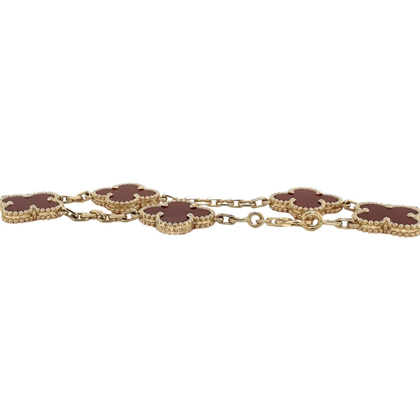 Marke: Van Cleef & Arpels
Modellname: Vintage Alhambra
MATERIAL: Gelbgold
Metallreinheit: 18k
Steine: Roter Karneol
Länge des Armbands: derzeit 18 cm (kann bei VCA länger oder kürzer gestaltet werden)
Jahr: 2023
Enthält: VCA-Service-Papiere