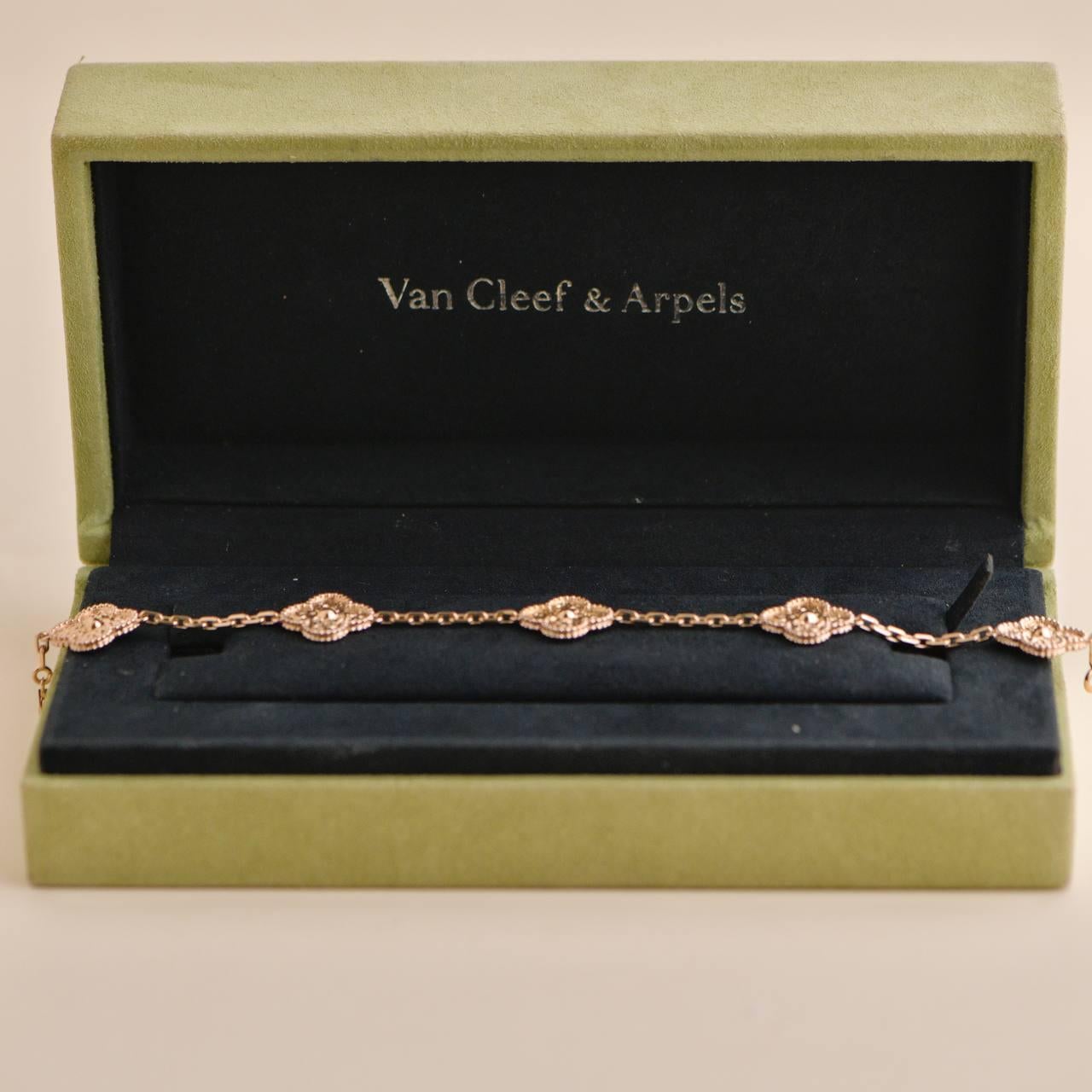 SKU 33301045
Comes With Box
Date 2019
RRP £4200 Incl Taxes / €4,800 Incl. Taxes / $4,450 Excl. Taxes
Model ARN9T300
Serial Number JA******
Metal 18k Rose Gold
Weight Approximately 12 g
Length Approximately 19 cm
Width Approximately 1.5 cm
Condition