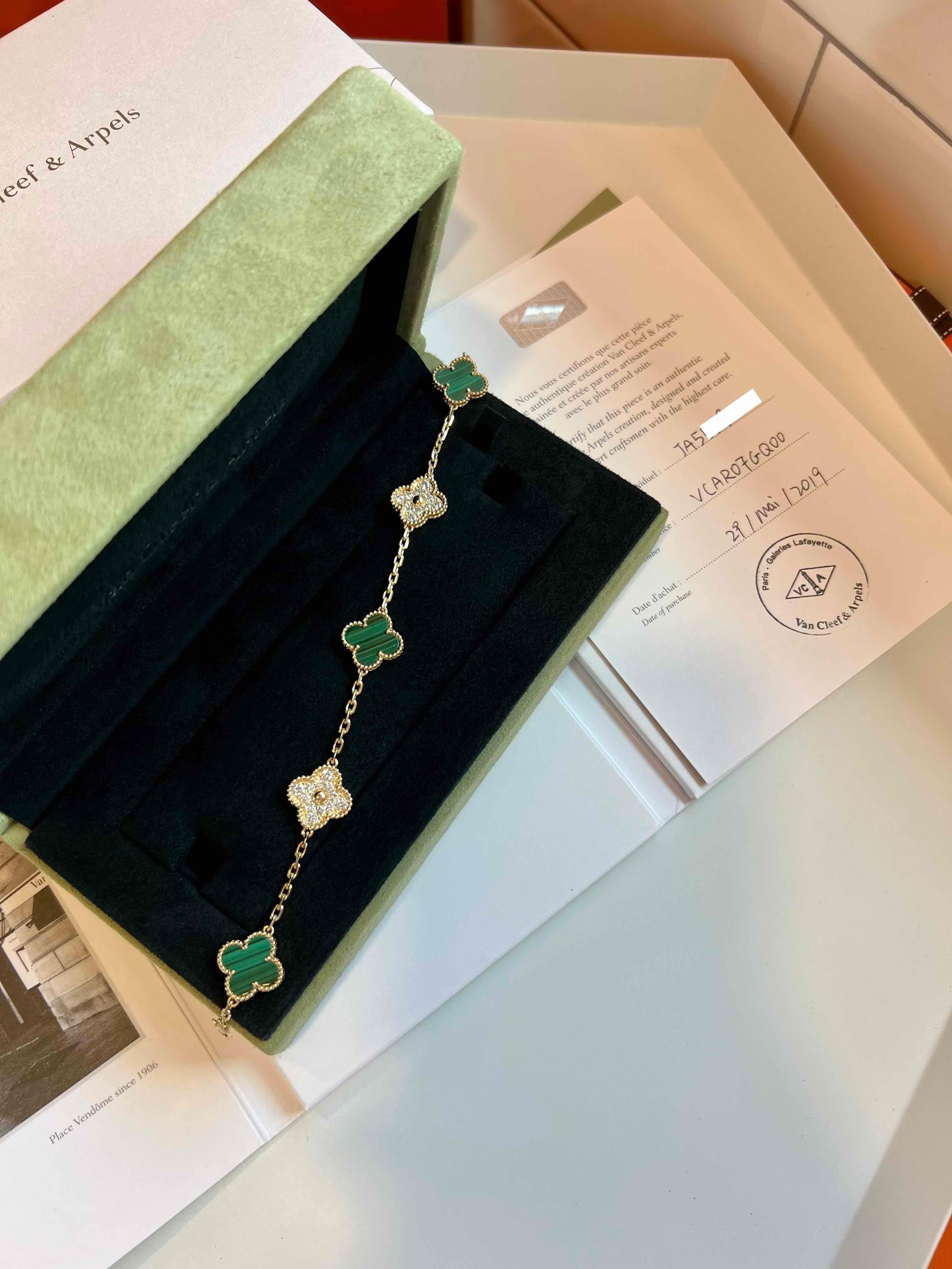 Maker: Van Cleef & Arpels

Accessories: Boxes, the original certificate dated 2019 Paris, and the bracelet.

Condition: Like-new pristine condition. No significant signs of wear.

Specification: 18k yellow gold, diamonds quality DEF at a total carat