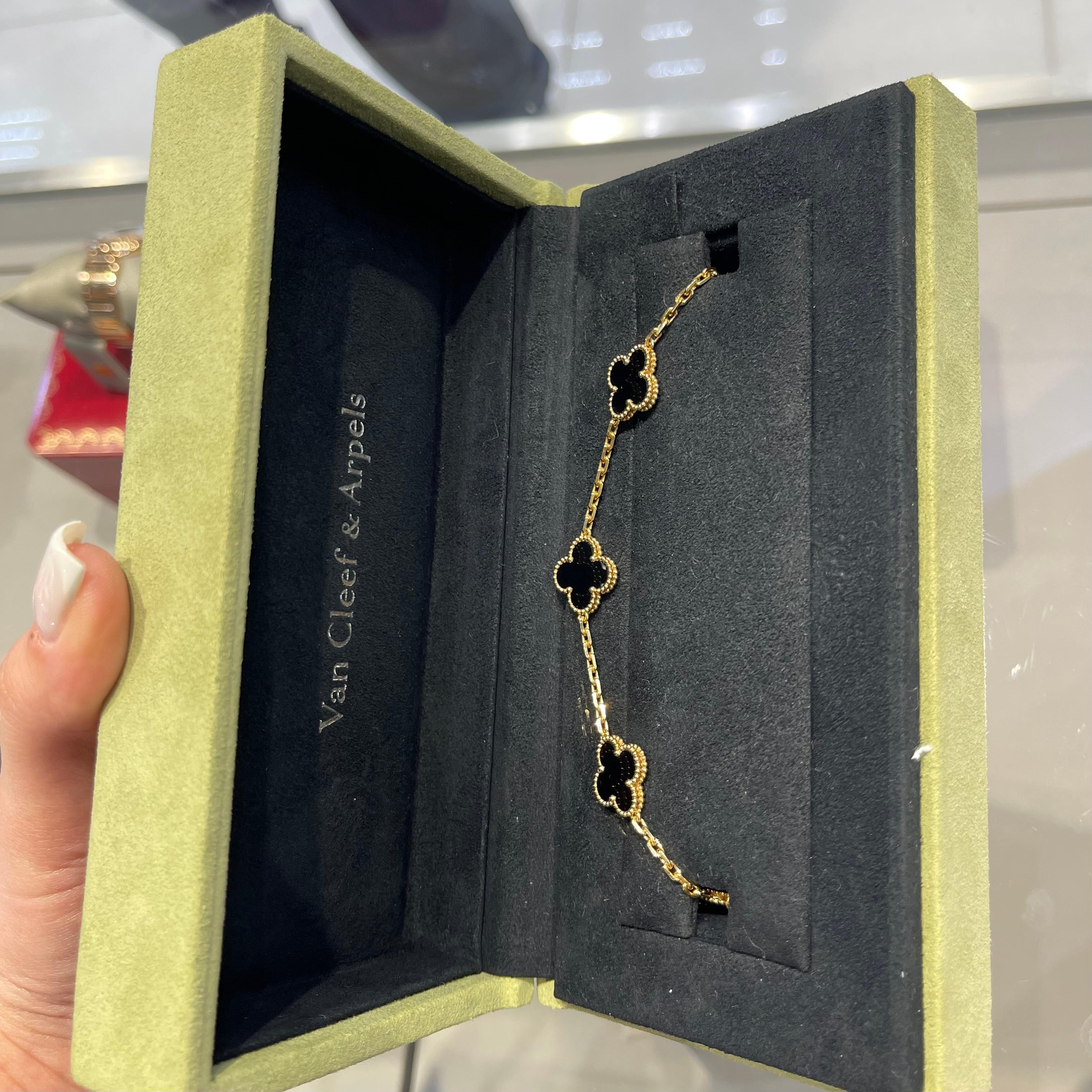 Women's or Men's Van Cleef & Arpels Vintage Alhambra 5 Motifs Onyx Bracelet 18k Yellow Gold